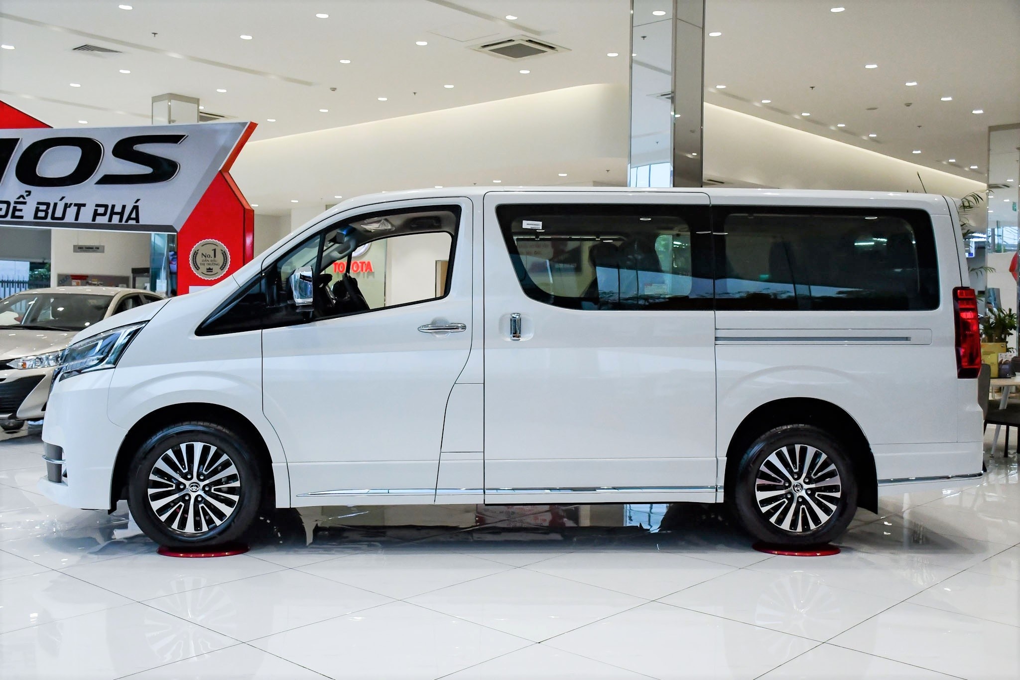 Mua MPV 9 chỗ hạng sang chọn Mercedes V-Class hay Toyota Graniva? ảnh 4 Mua MPV 9 cho hang sang chon Mercedes V-Class hay Toyota Graniva? anh 4