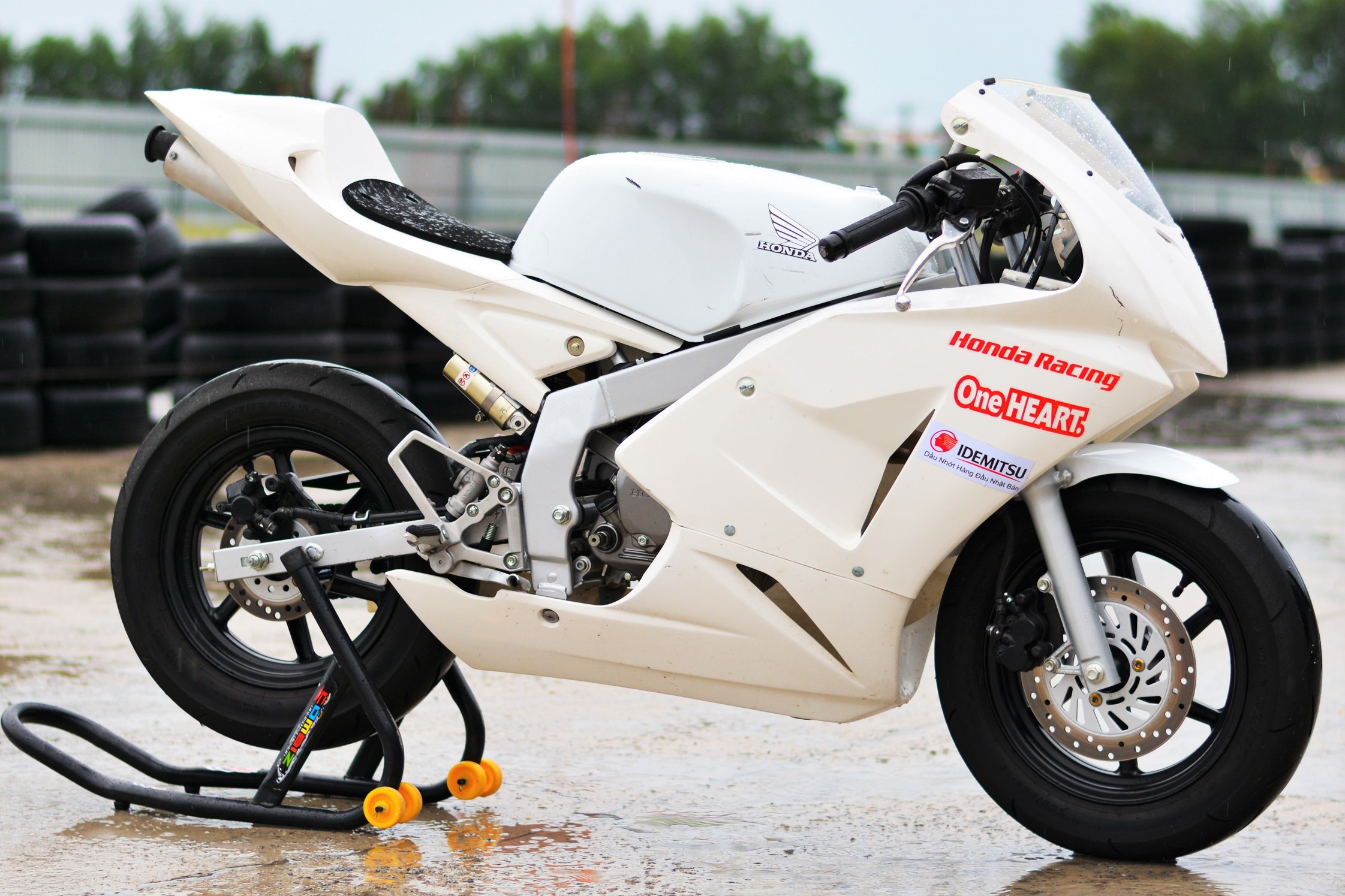 Kham pha moto hang nghiep du cho cac tay dua 15 tuoi tai VN hinh anh