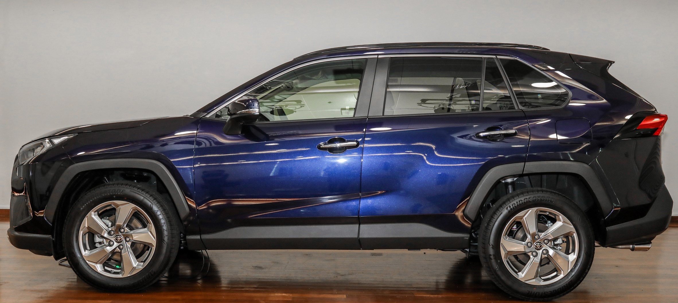 Toyota RAV4 2020 cập bến ĐNÁ - 2 phiên bản,  giá từ 45.959 USD ảnh 2 Toyota RAV4 2020 cap ben DNA - 2 phien ban,  gia tu 45.959 USD anh 2