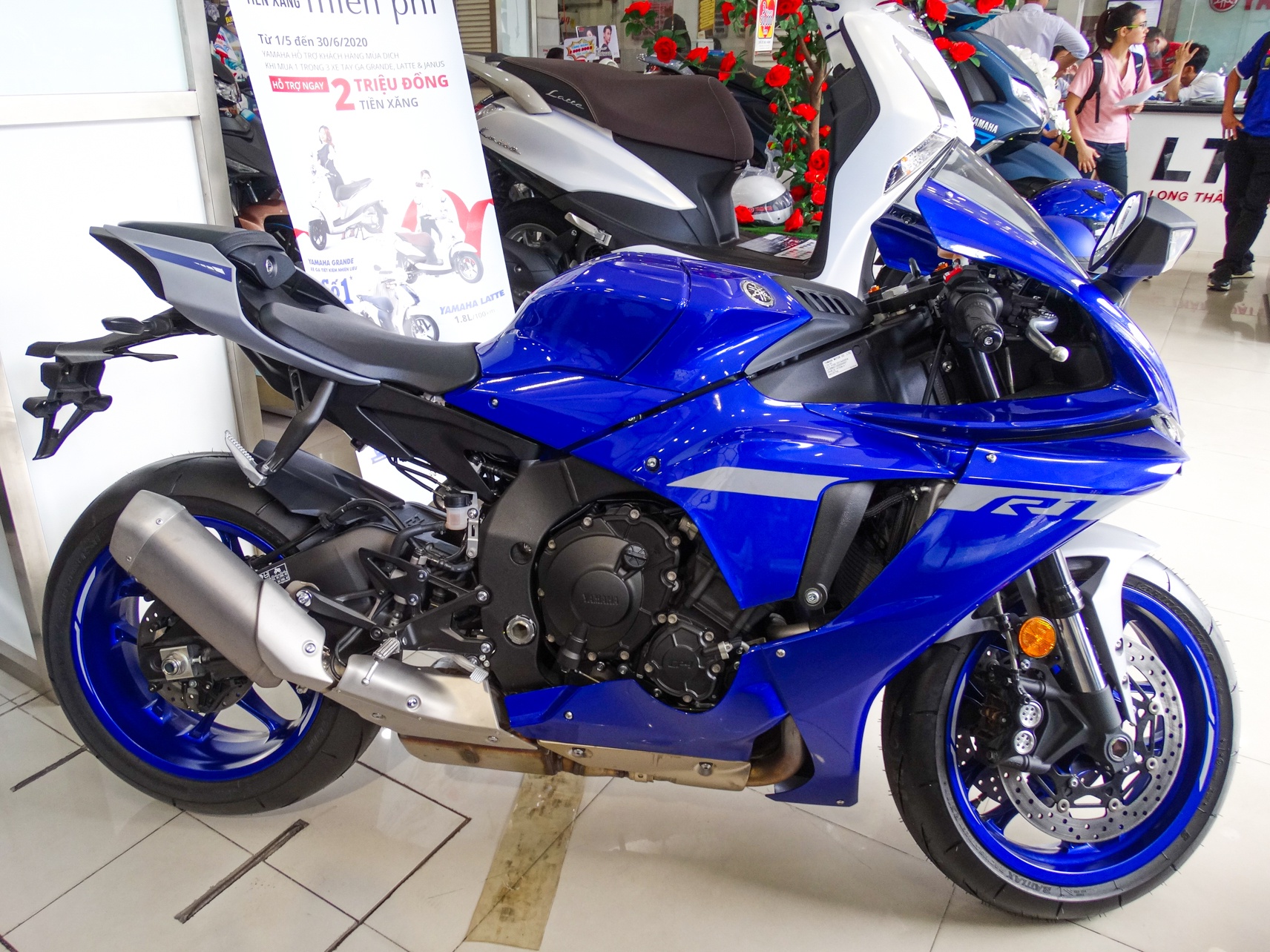 Yamaha YZF-R1 2020 tai VN - doi thu Kawasaki ZX-10R,  gia 729 trieu anh 1