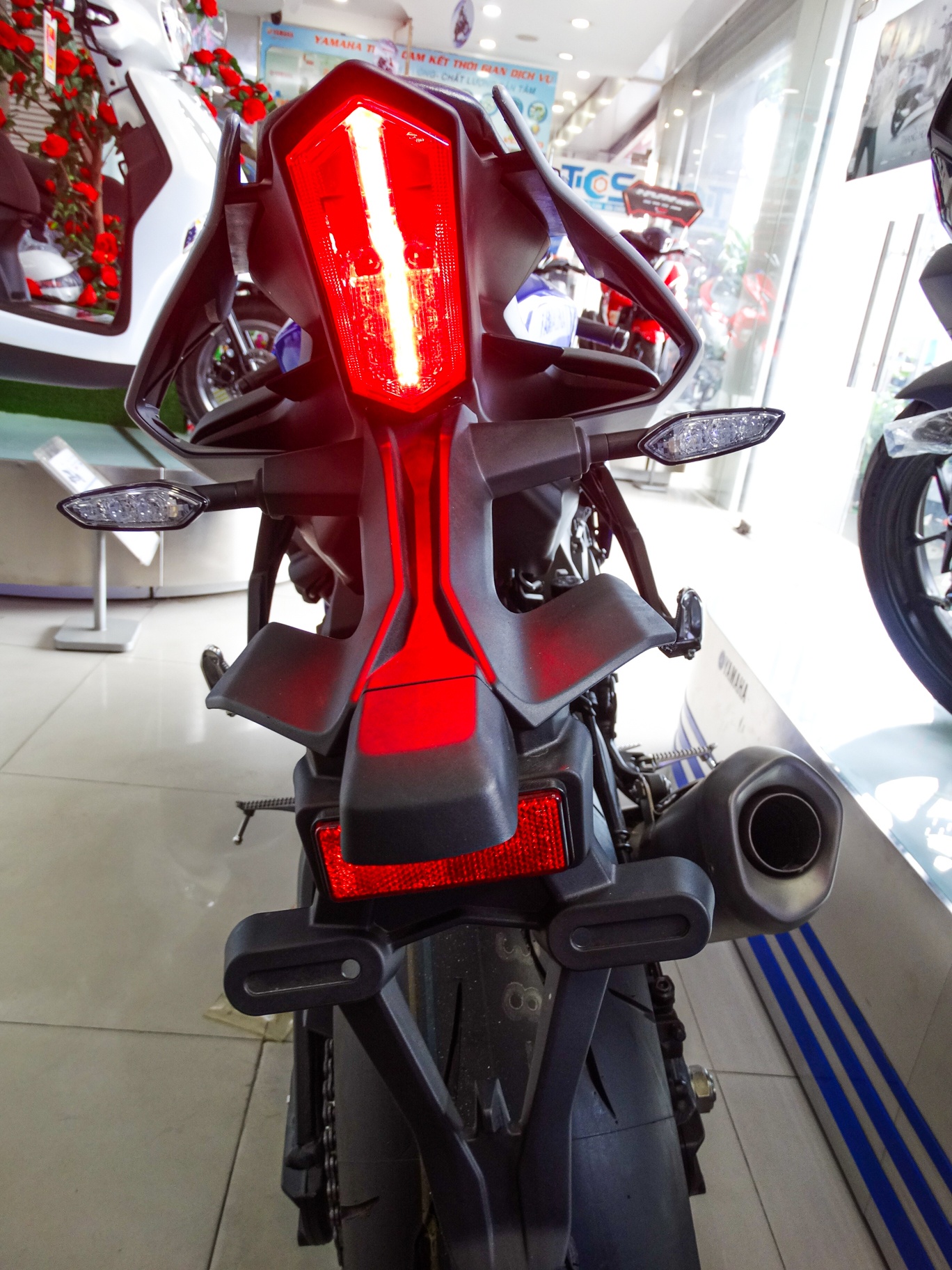 Yamaha YZF-R1 2020 tại VN - đối thủ Kawasaki ZX-10R, giá 729 triệu ảnh 7 Yamaha YZF-R1 2020 tai VN - doi thu Kawasaki ZX-10R, gia 729 trieu anh 7