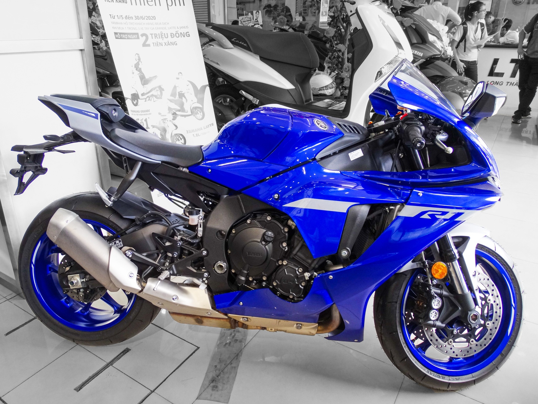 Yamaha YZF-R1 2020 tai VN - doi thu BMW S 1000 RR, gia tu 729 trieu hinh anh