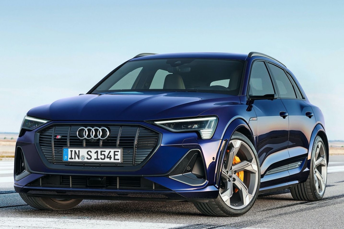 Audi trinh lang e-tron S va e-tron S Sportback, trang bi 3 mo-to dien hinh anh