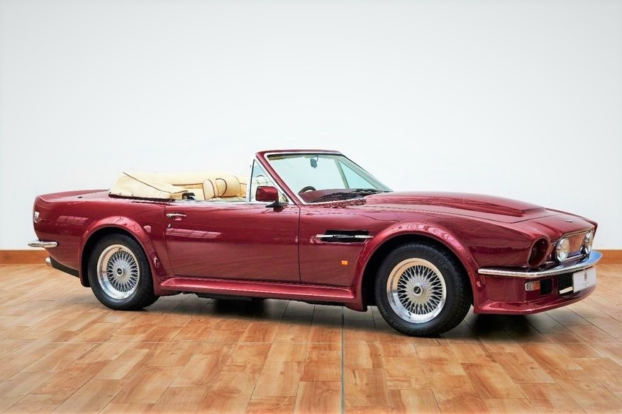 David Beckham rao ban xe co Aston Martin V8 Volante 1988 hinh anh