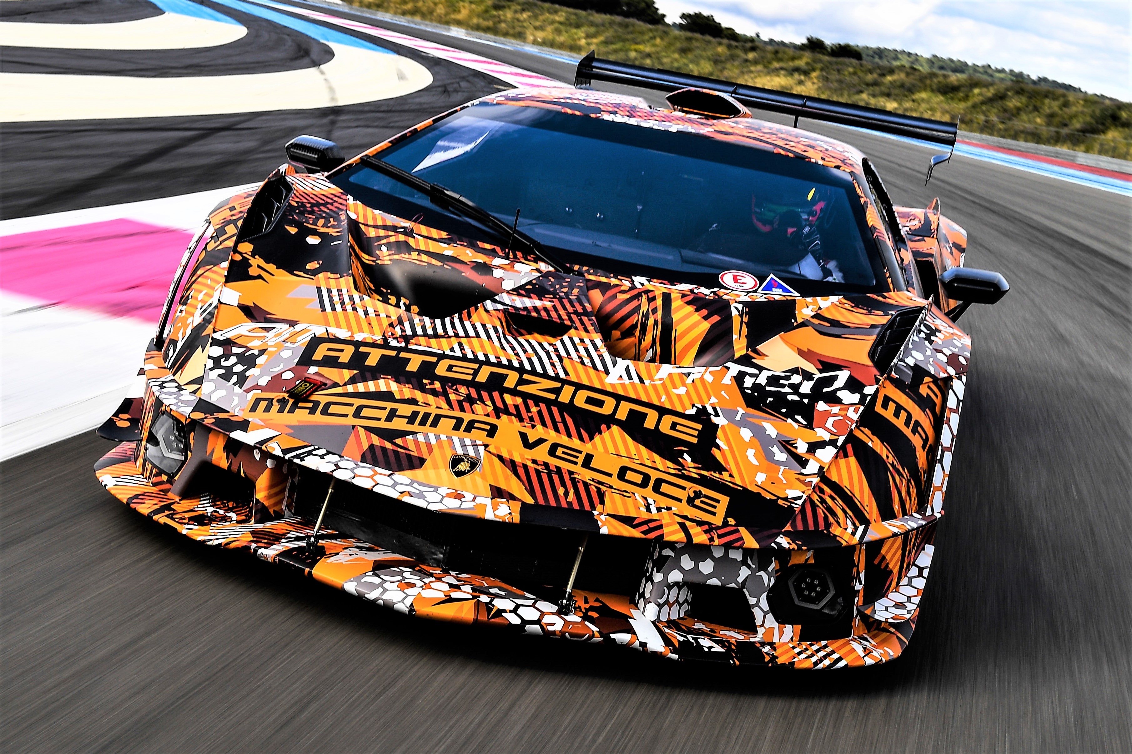 Lamborghini chuan bi ra mat sieu xe moi hinh anh
