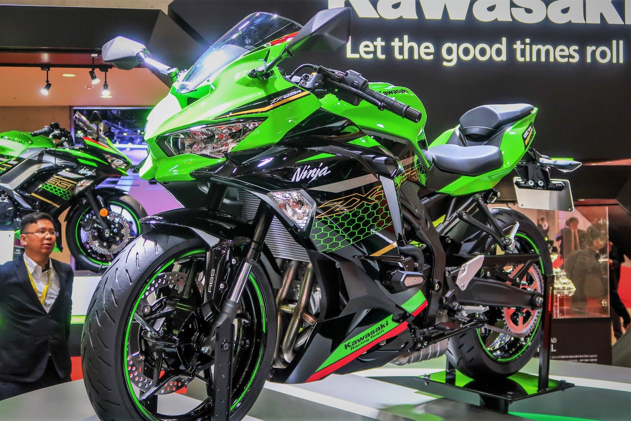 Chi tiet Kawasaki ZX-25R 2020 - 2 phien ban, nang 182 kg hinh anh