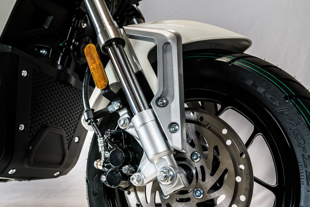 Benelli TNT135 chạy điện - có số lùi,  giá từ 2.495 USD ảnh 4 Benelli TNT135 chay dien - co so lui,  gia tu 2.495 USD anh 4