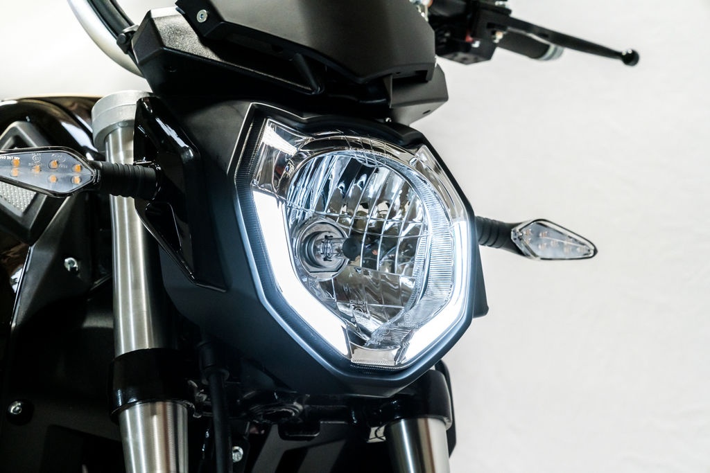 Benelli TNT135 chạy điện - có số lùi,  giá từ 2.495 USD ảnh 3 Benelli TNT135 chay dien - co so lui,  gia tu 2.495 USD anh 3