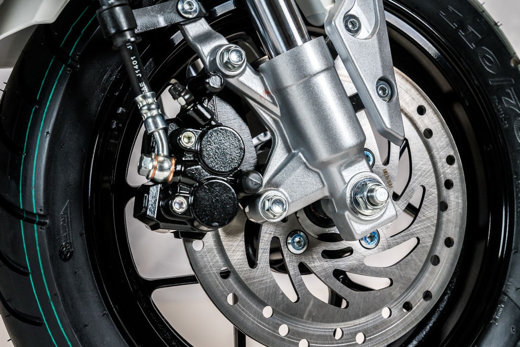 Benelli TNT135 chạy điện - có số lùi,  giá từ 2.495 USD ảnh 5 Benelli TNT135 chay dien - co so lui,  gia tu 2.495 USD anh 5