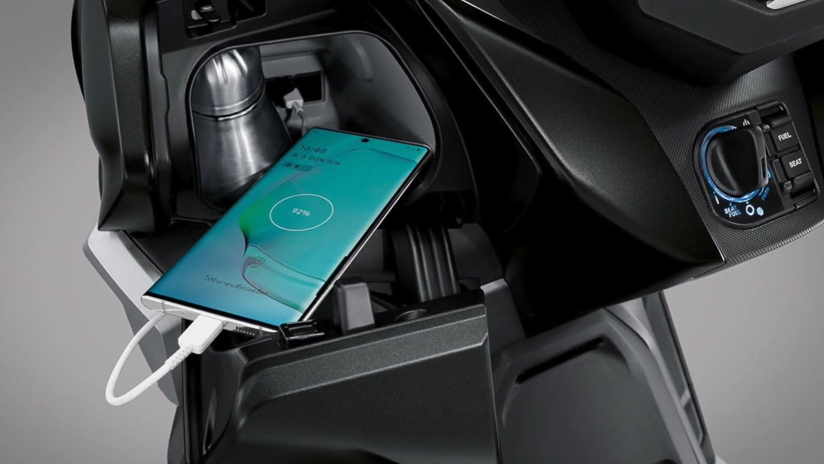 Ra mat Honda Forza 350 - trang bi den phanh khan cap,  gia tu 5.499 USD anh 5