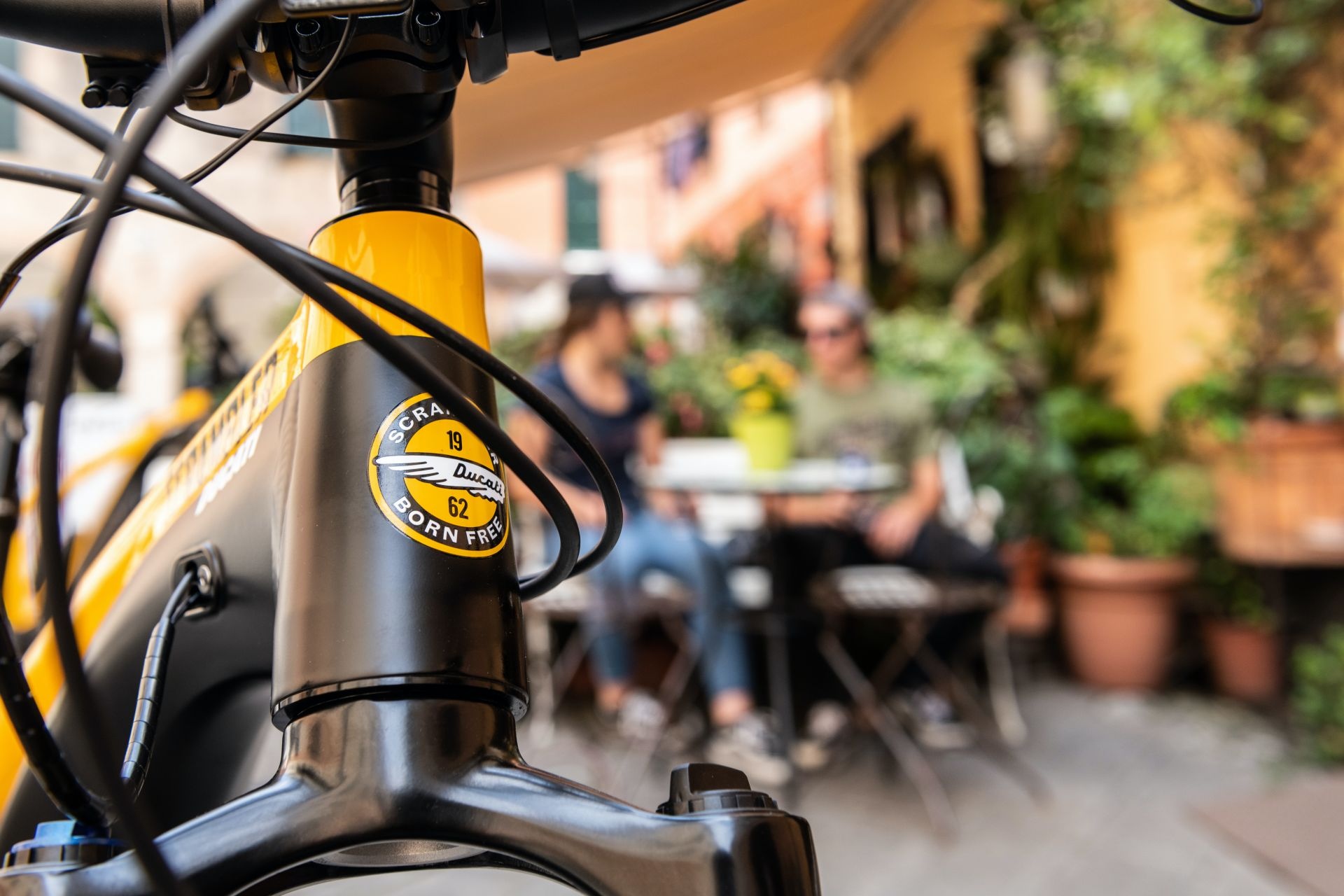 Can canh xe dap dien Ducati e-Scrambler gia gan 4.300 USD anh 2