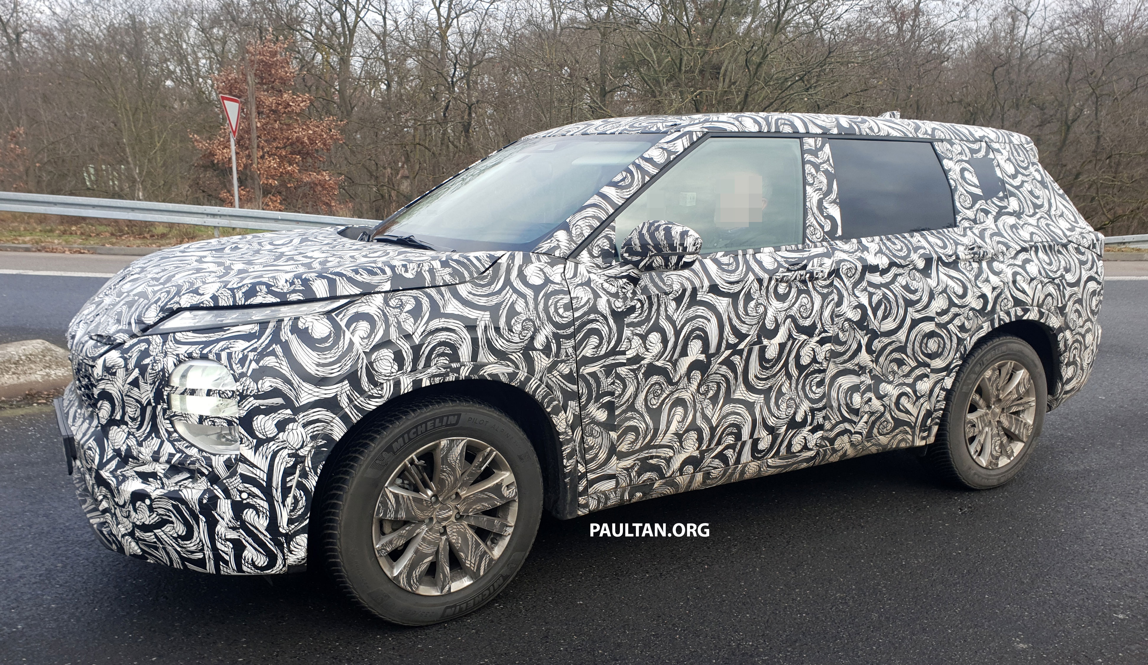 Lo thiet ke Mitsubishi Outlander 2021 - the thao hon,  dong co manh hon anh 1