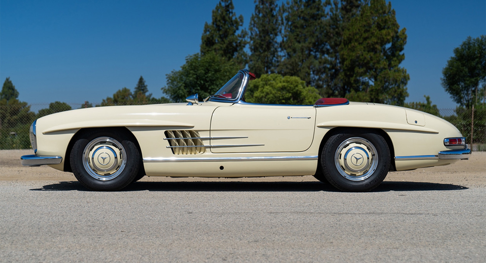 Mercedes-Benz 300 SL Roadster doi 1961 rao ban gan mot trieu USD anh 2