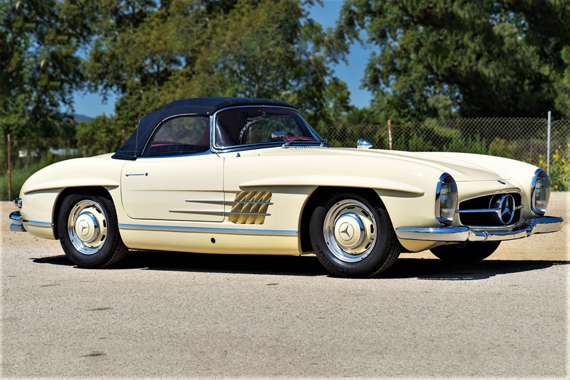 Xe co Mercedes-Benz 300 SL Roadster doi 1961 rao ban gan mot trieu USD hinh anh