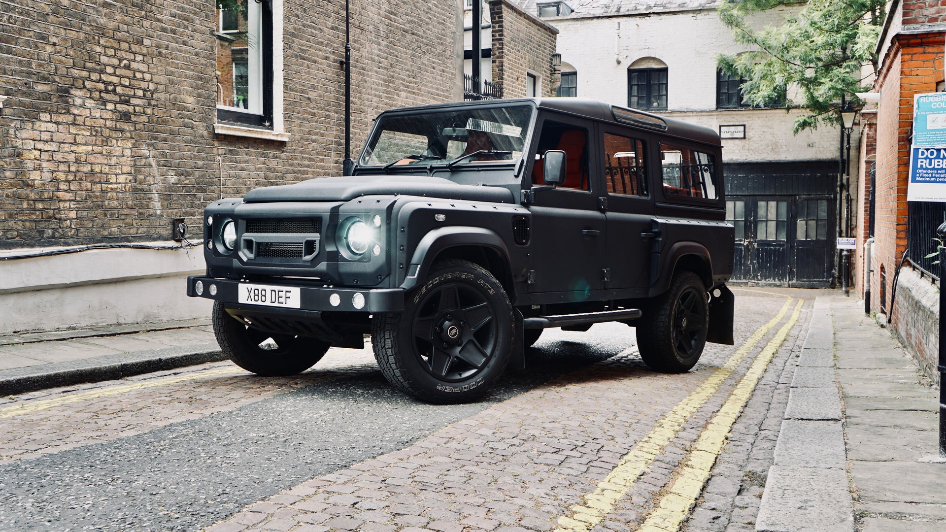 Land Rover Defender lan banh 40.925 km rao ban 65.000 USD anh 1