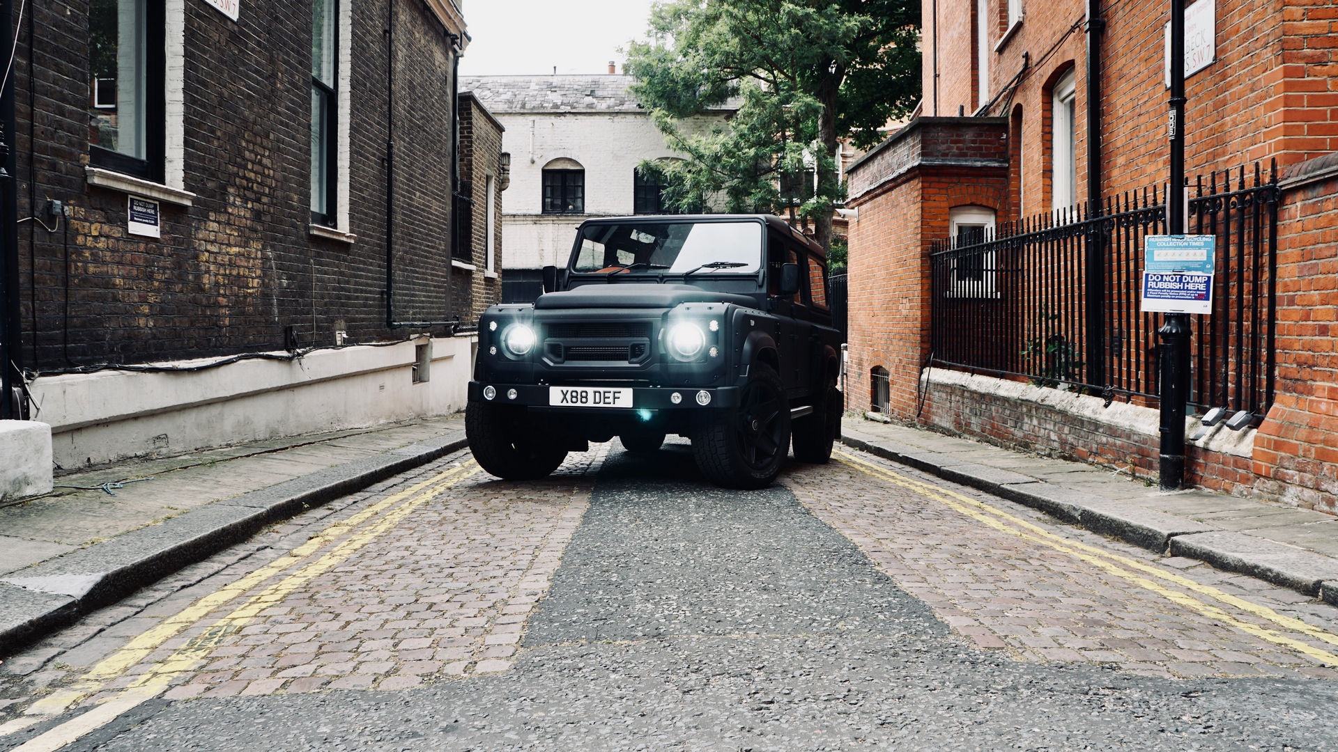 Land Rover Defender lan banh 40.925 km rao ban 65.000 USD anh 2