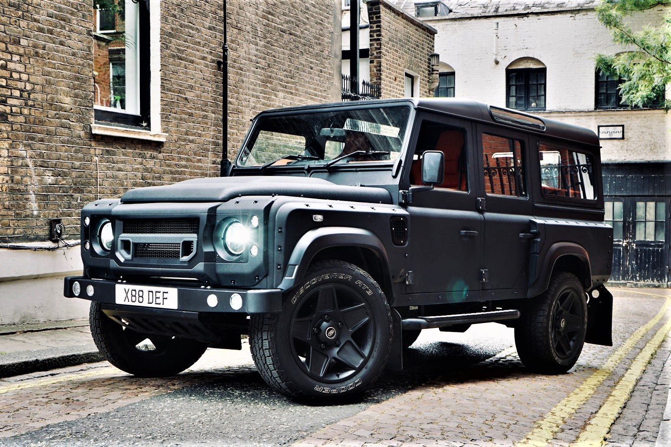 Land Rover Defender 110 do phong cach ham ho hinh anh
