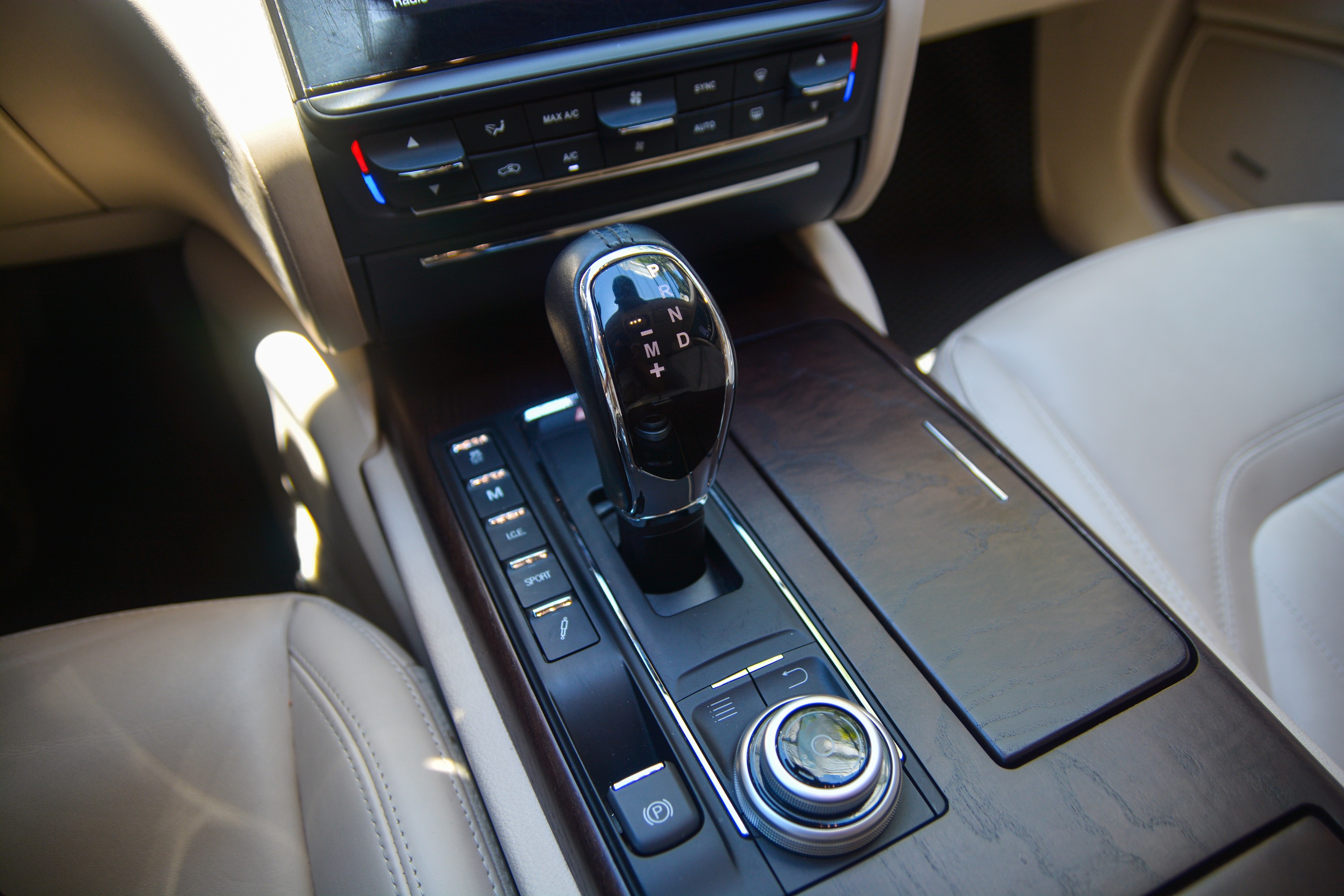 Cận cảnh sedan hạng sang Maserati Quattroporte giá từ 7, 7 tỷ đồng ảnh 10 Can canh sedan hang sang Maserati Quattroporte gia tu 7, 7 ty dong anh 10