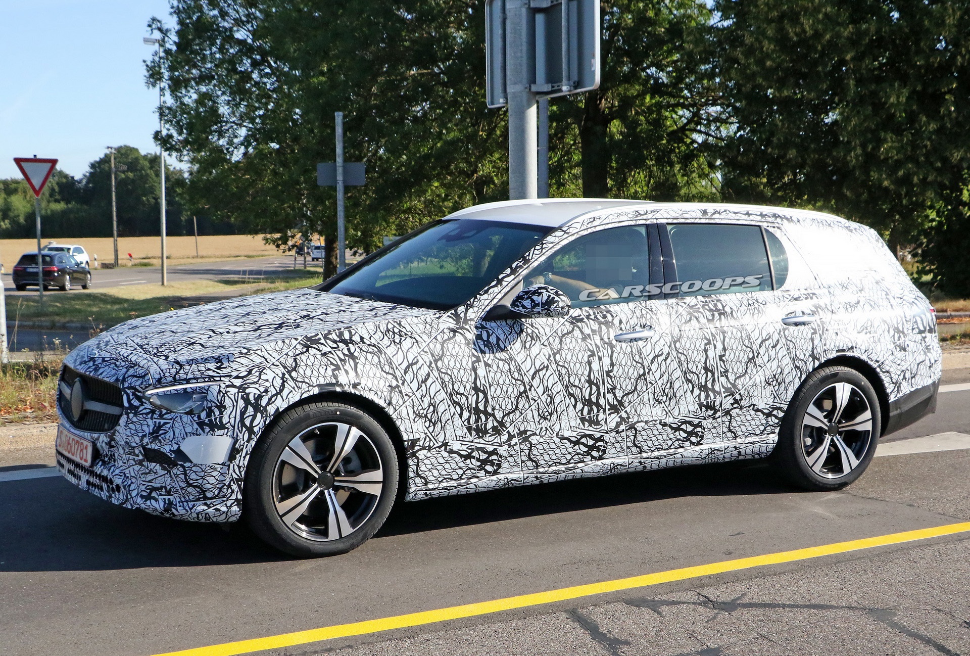 Lo anh noi that Mercedes-Benz C-Class the he moi,  nang cap man hinh anh 2