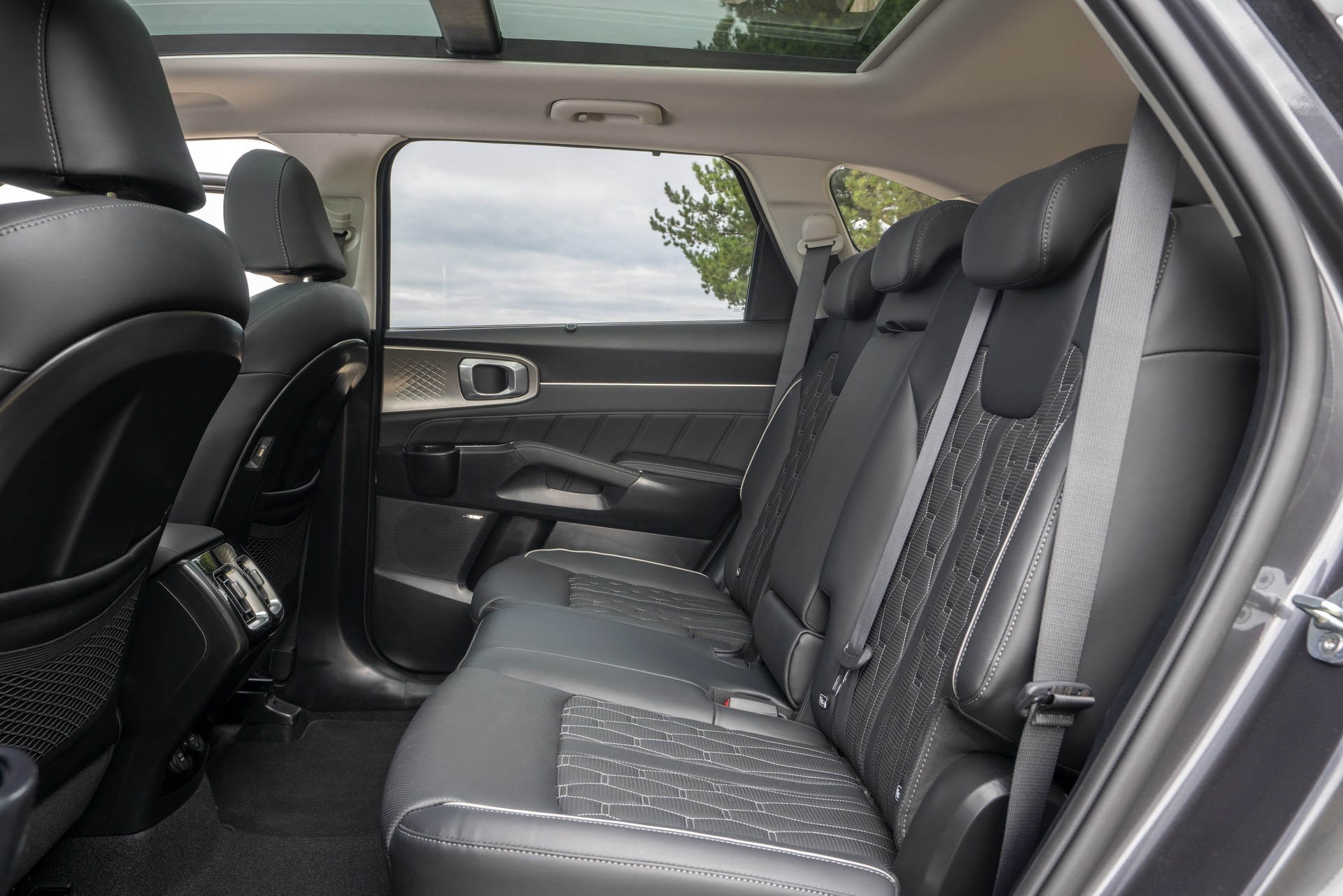 Kia Sorento 2021 mở bán tại châu Âu,  dự kiến về VN trong năm nay ảnh 8 Kia Sorento 2021 mo ban tai chau Au,  du kien ve VN trong nam nay anh 8