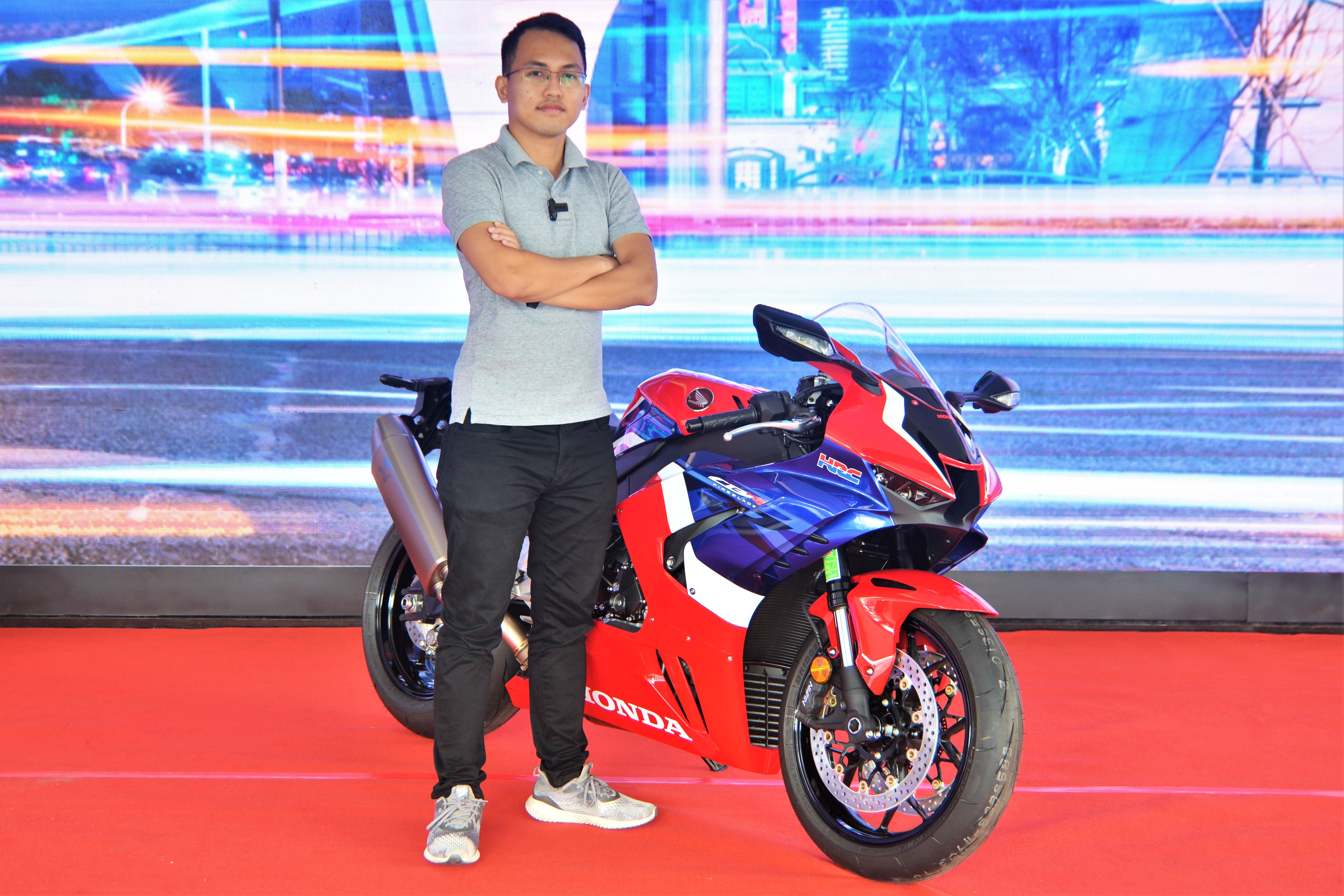 Trai nghiem nhanh Honda CBR1000RR-R Fireblade gia 1 ty dong tai VN hinh anh