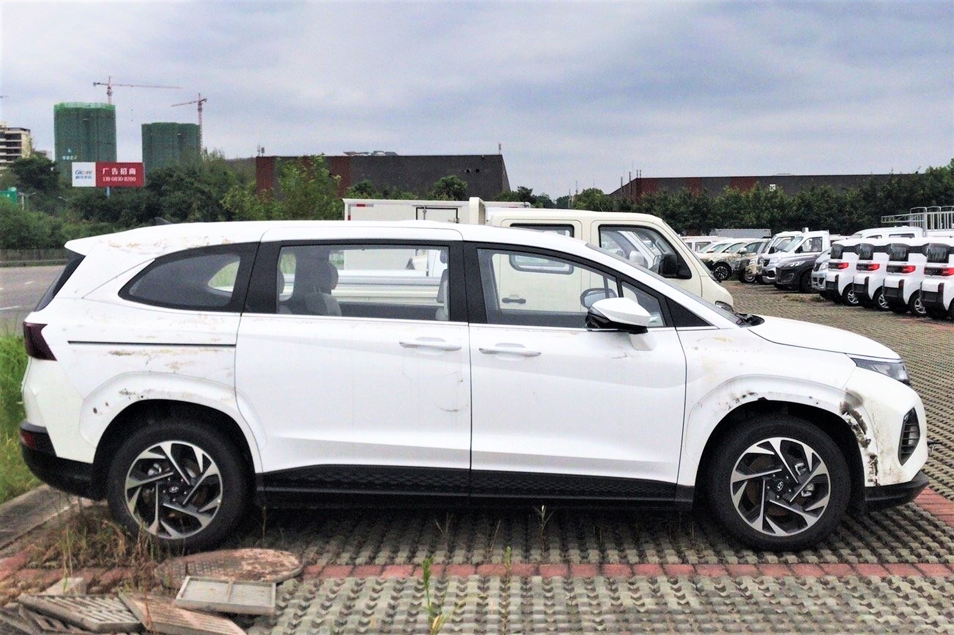 Hyundai Custo ra mat, MPV 6 cho trang bi dong co tang ap 2.0L hinh anh