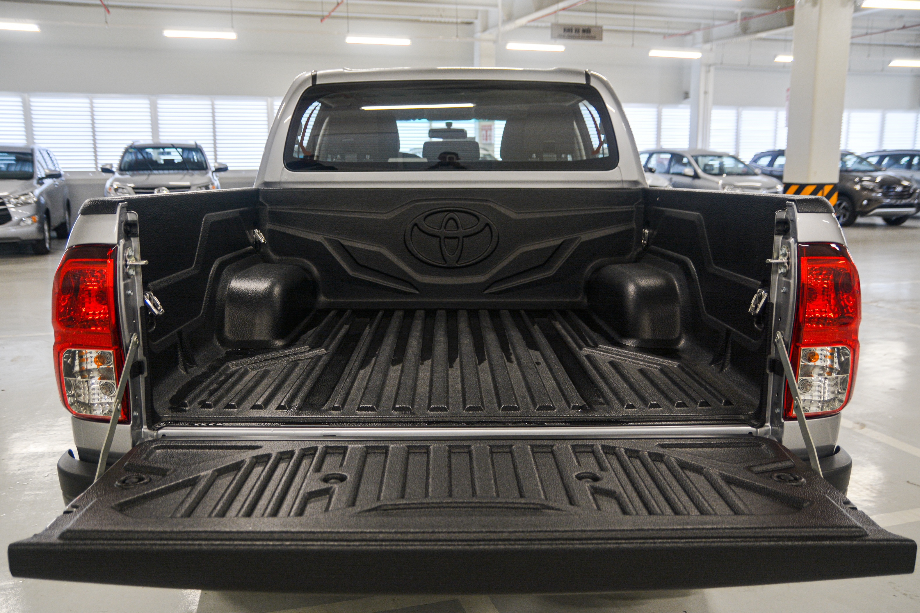 Chi tiết Toyota Hilux 2020 tại VN - 4 phiên bản,  giá từ 628 triệu đồng ảnh 7 Chi tiet Toyota Hilux 2020 tai VN - 4 phien ban,  gia tu 628 trieu dong anh 7
