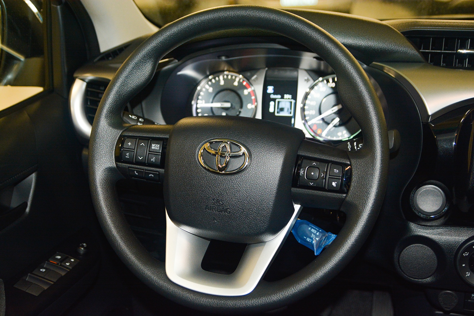 Chi tiết Toyota Hilux 2020 tại VN - 4 phiên bản,  giá từ 628 triệu đồng ảnh 9 Chi tiet Toyota Hilux 2020 tai VN - 4 phien ban,  gia tu 628 trieu dong anh 9