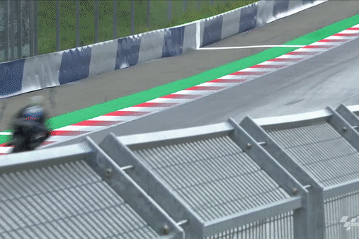 Maverick Vinales nhay ra khoi xe dua MotoGP o toc do 230 km/h hinh anh