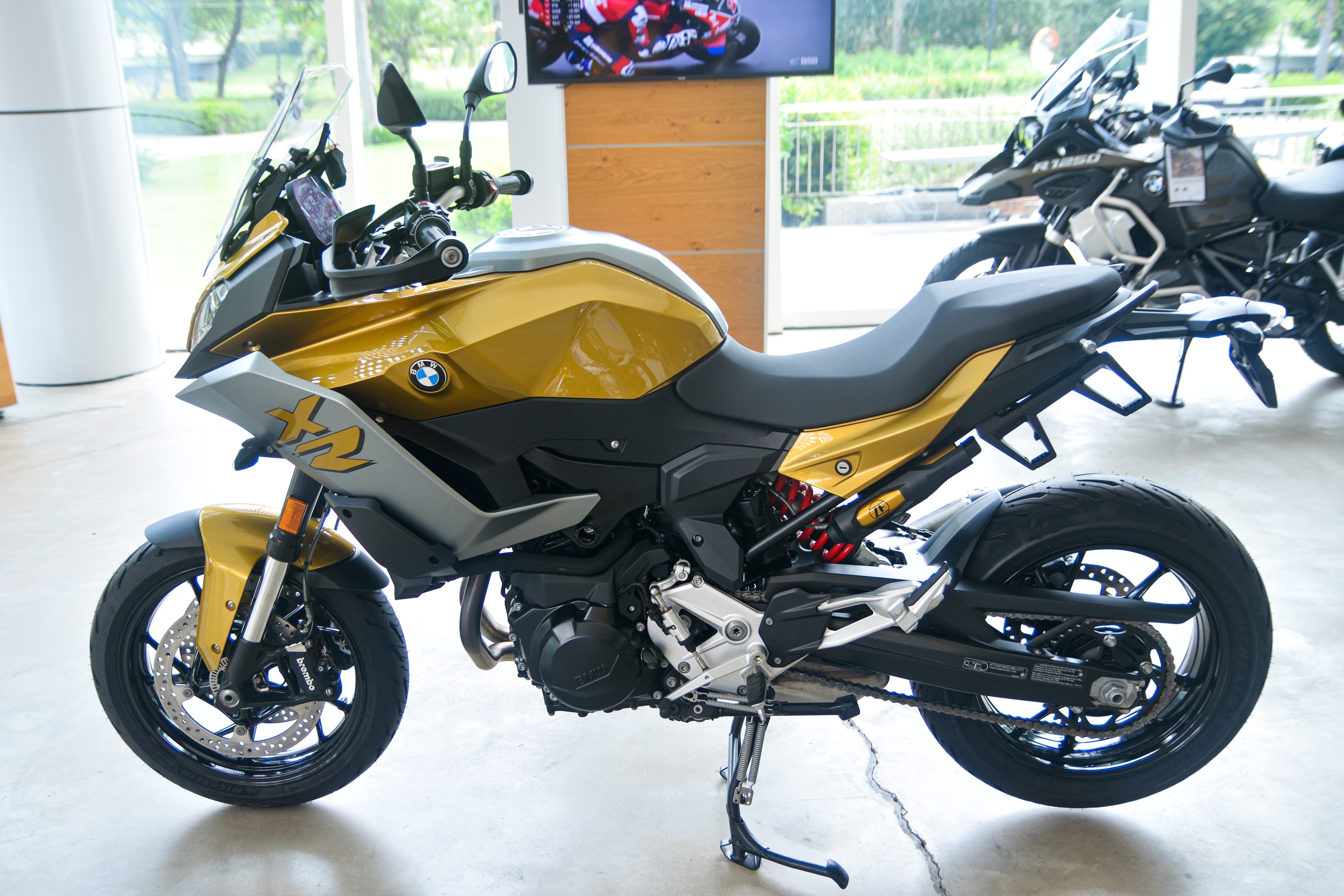 Chi tiet BMW F 900 XR - moto sport-adventure gia 549 trieu anh 2