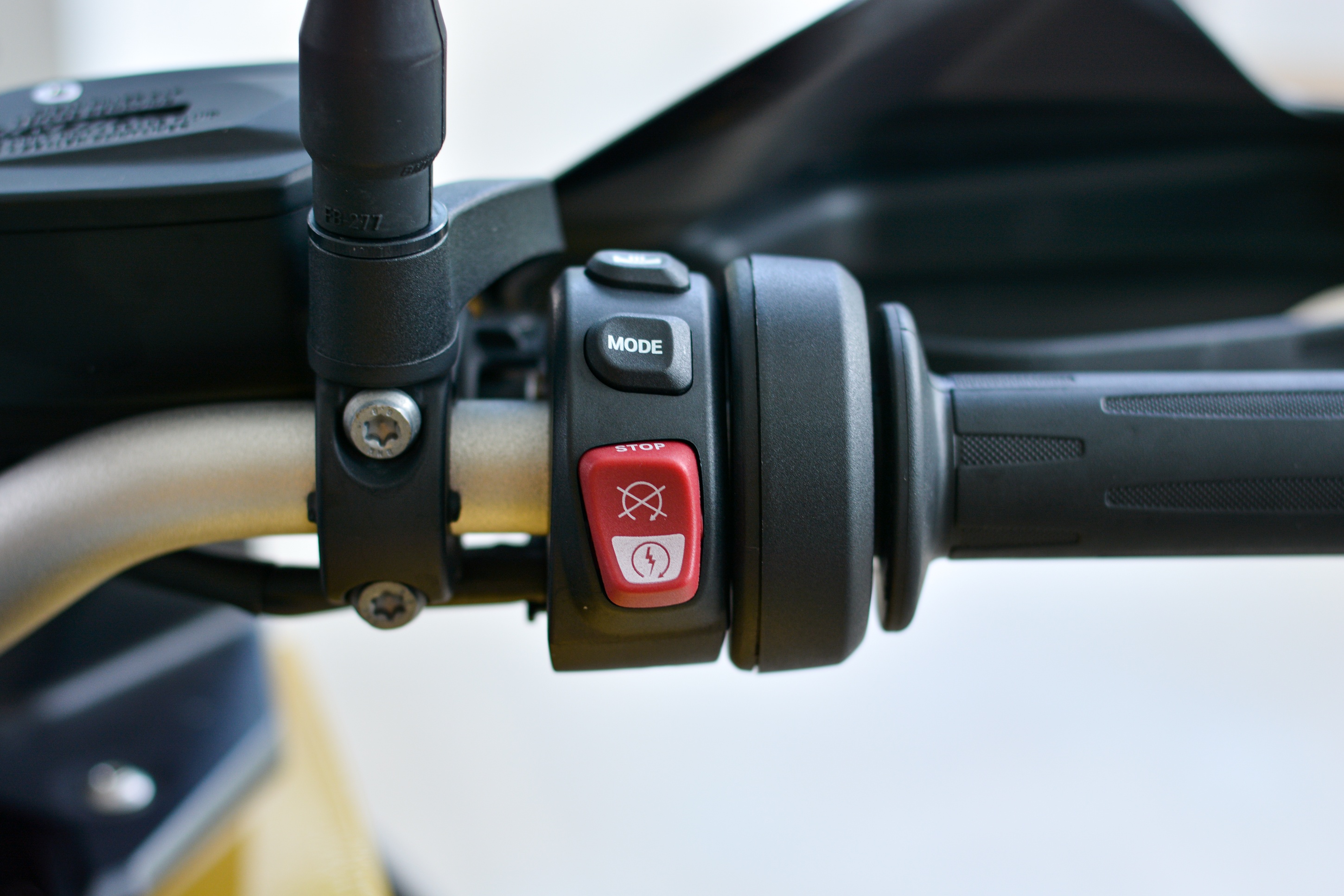 Chi tiet BMW F 900 XR - moto sport-adventure gia 549 trieu anh 8