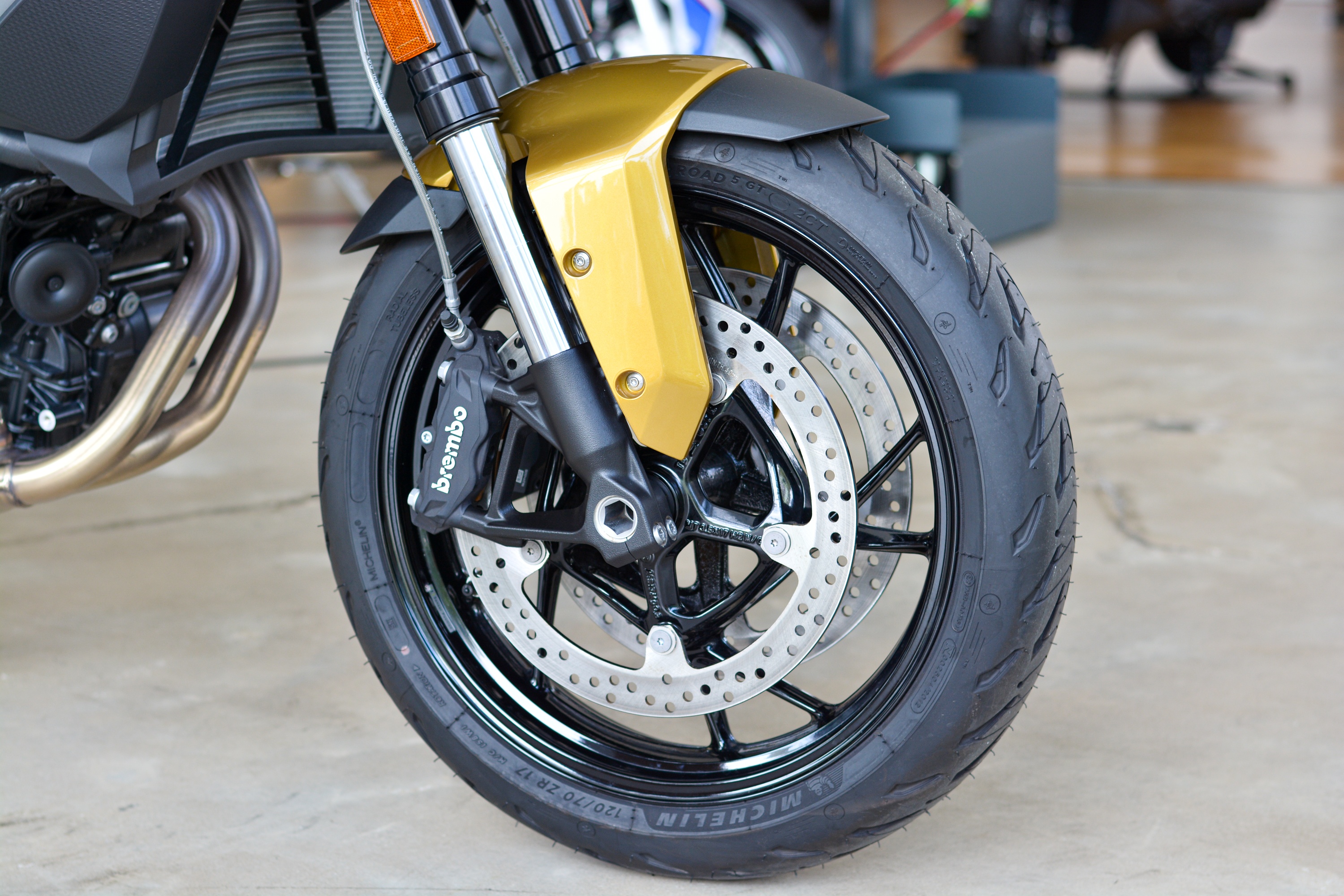 Chi tiet BMW F 900 XR - moto sport-adventure gia 549 trieu anh 4