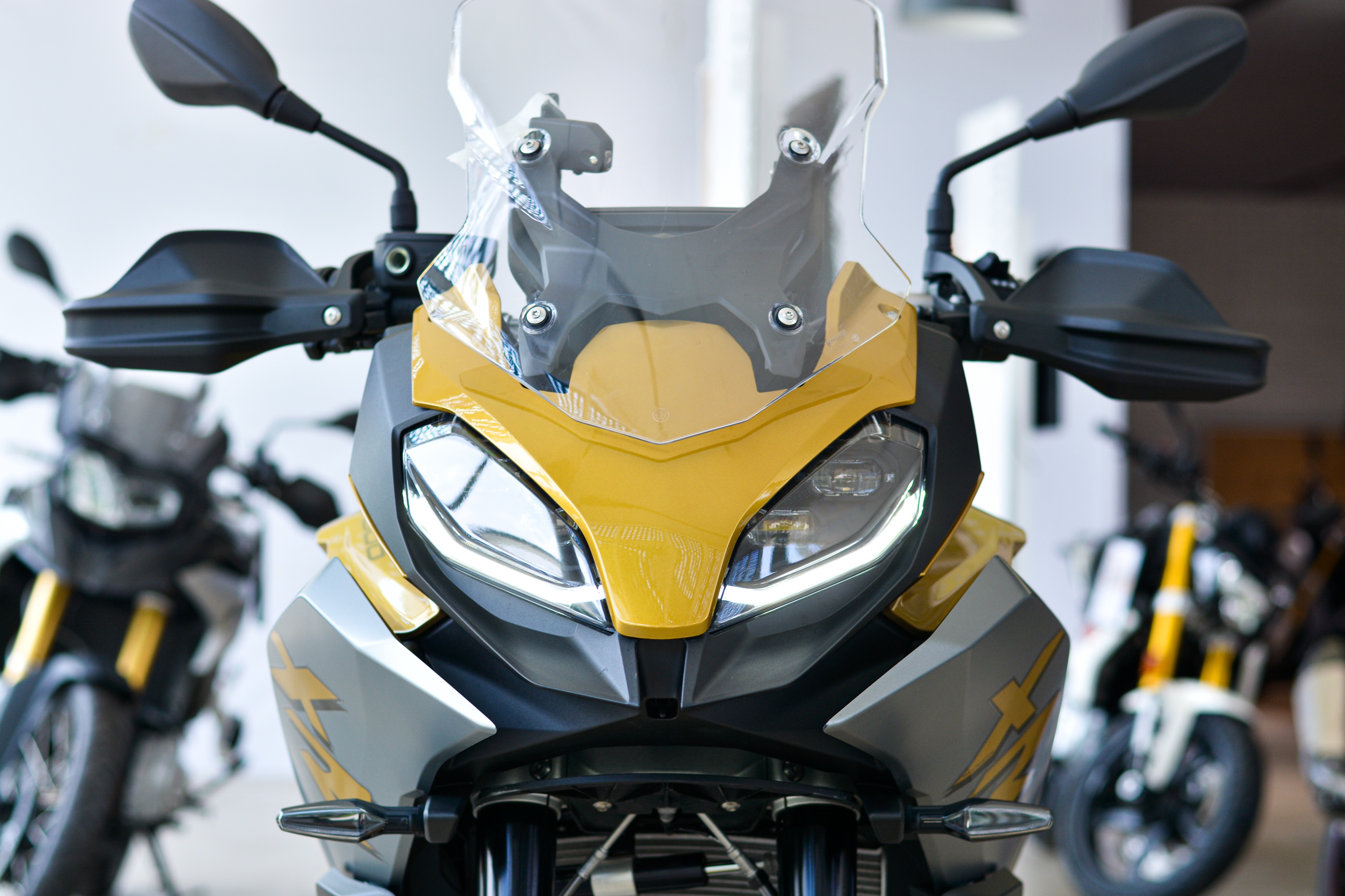 Chi tiet BMW F 900 XR - moto sport-adventure gia 549 trieu anh 3