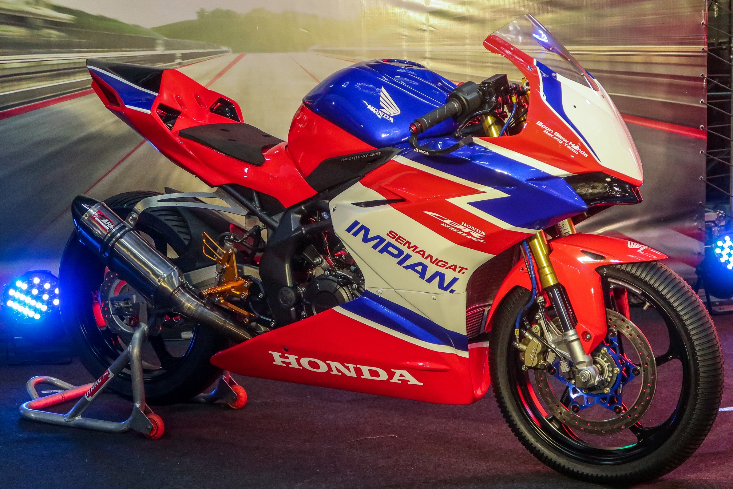 Honda trinh lang CBR250RR 2020 phien ban xe dua tai Malaysia hinh anh