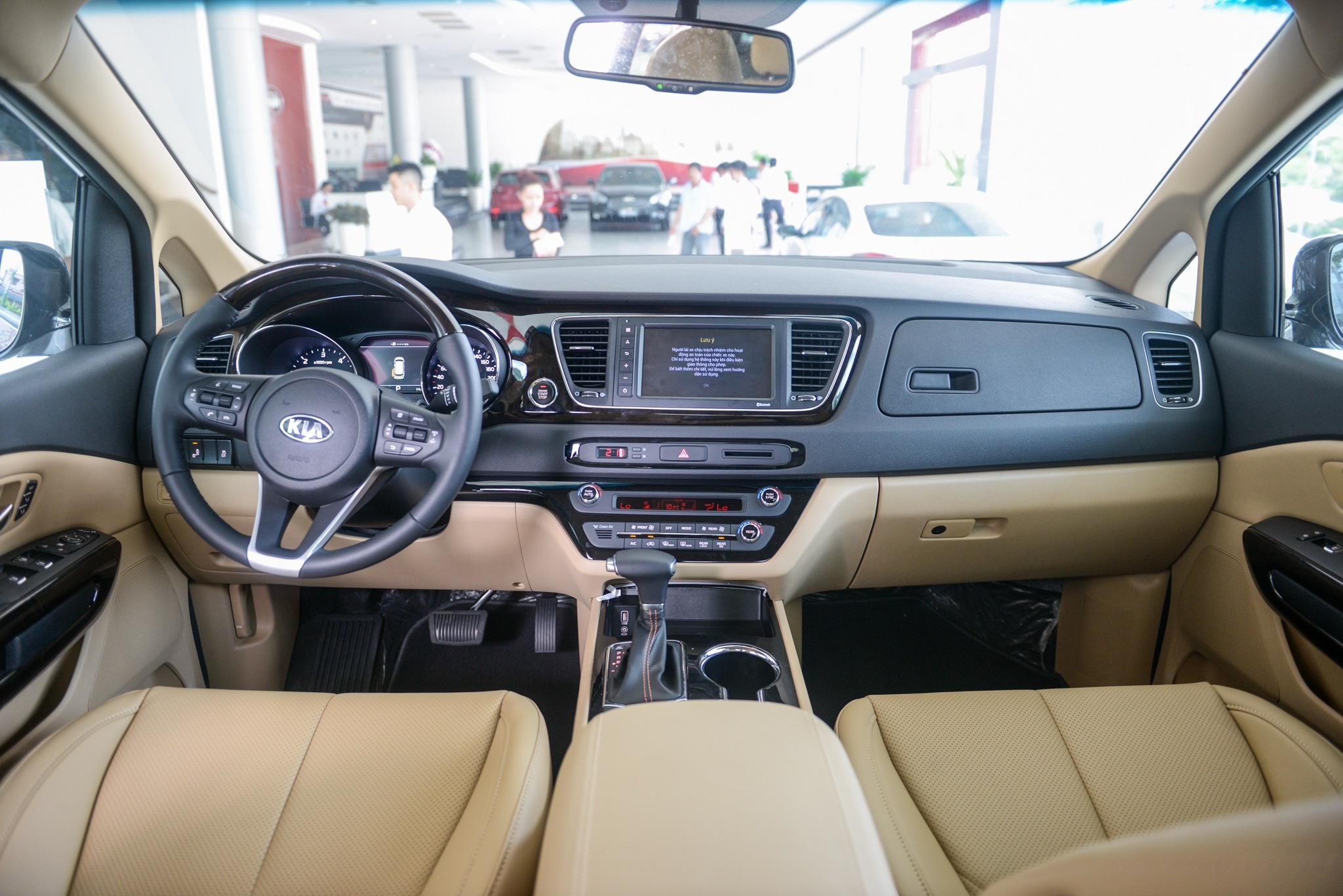 MPV giá 1 tỷ chọn Kia Sedona hay Ford Tourneo? ảnh 7 MPV gia 1 ty chon Kia Sedona hay Ford Tourneo? anh 7