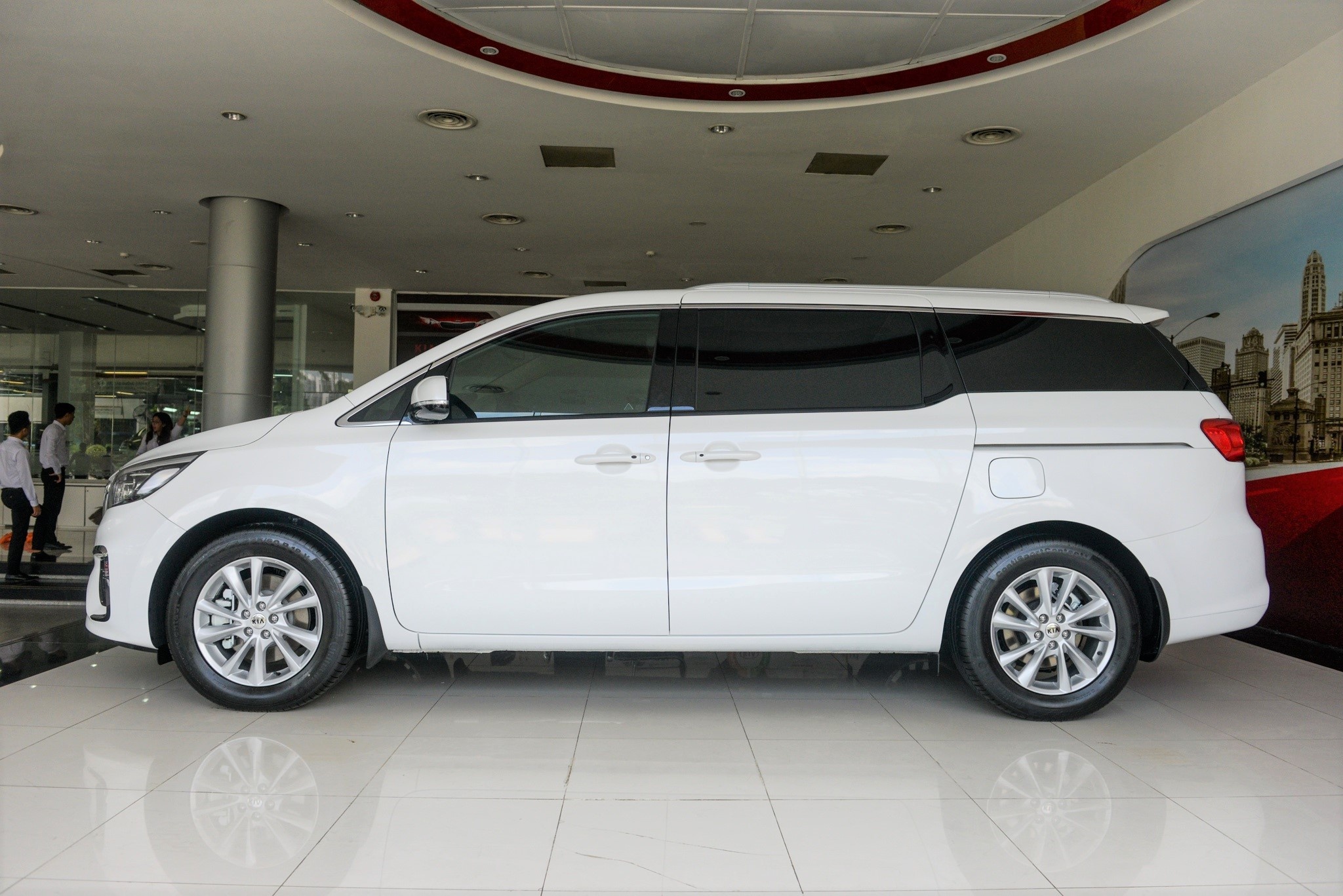 MPV giá 1 tỷ chọn Kia Sedona hay Ford Tourneo? ảnh 3 MPV gia 1 ty chon Kia Sedona hay Ford Tourneo? anh 3