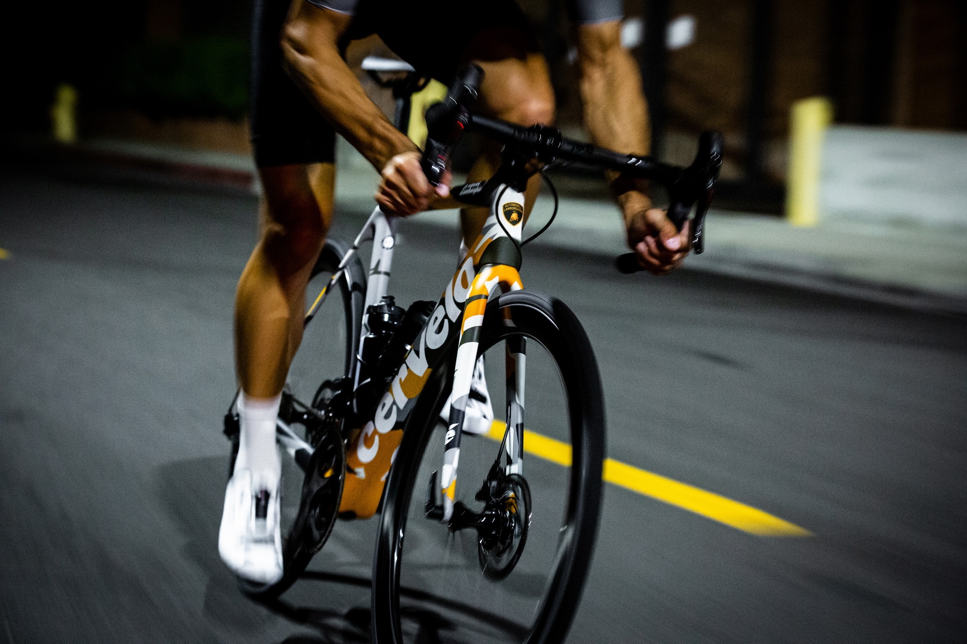 Lamborghini san xuat xe dap gia 18.000 USD anh 7