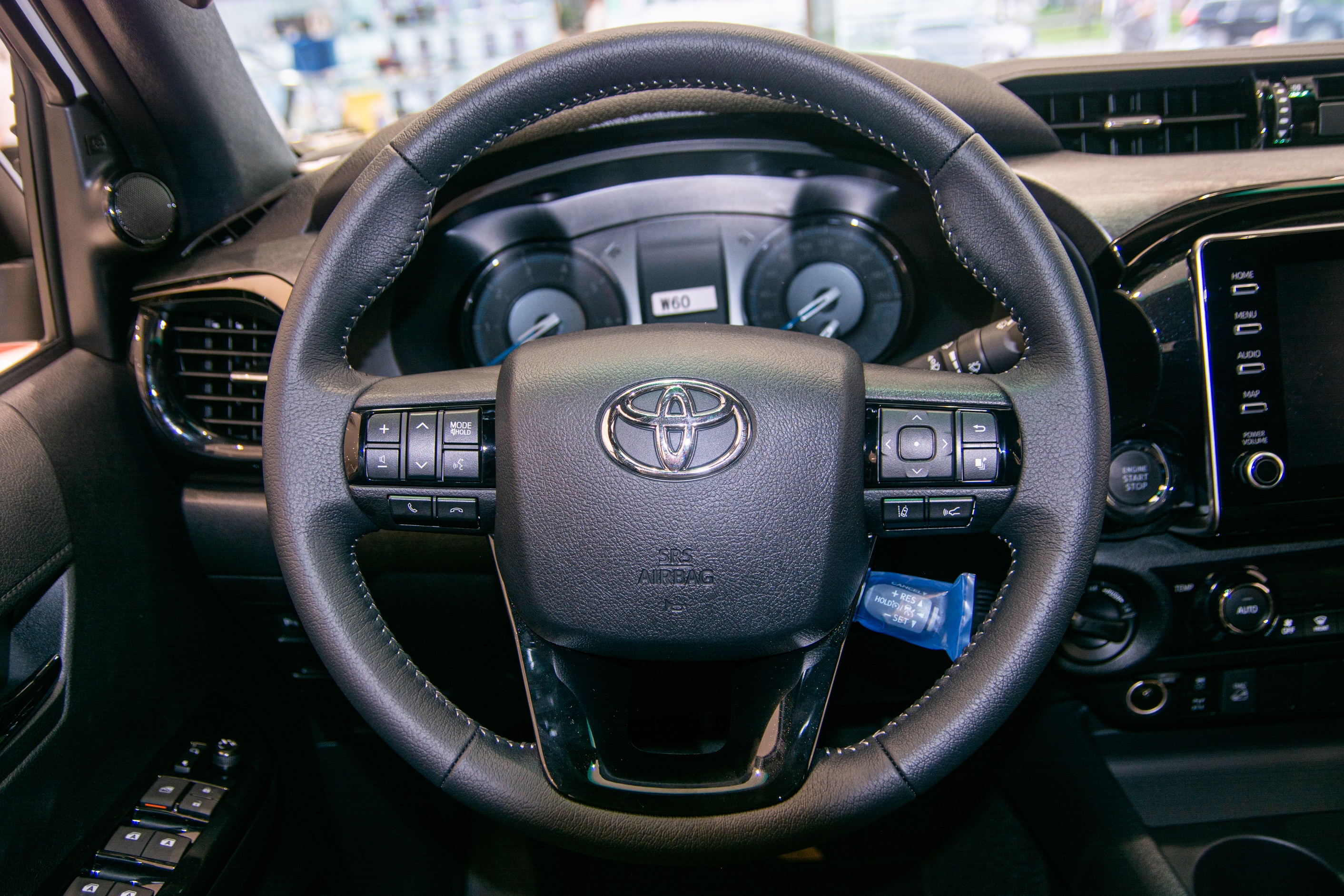 Chi tiết Toyota Hilux Adventure giá 913 triệu đồng tại Việt Nam ảnh 10 Chi tiet Toyota Hilux Adventure gia 913 trieu dong tai Viet Nam anh 10