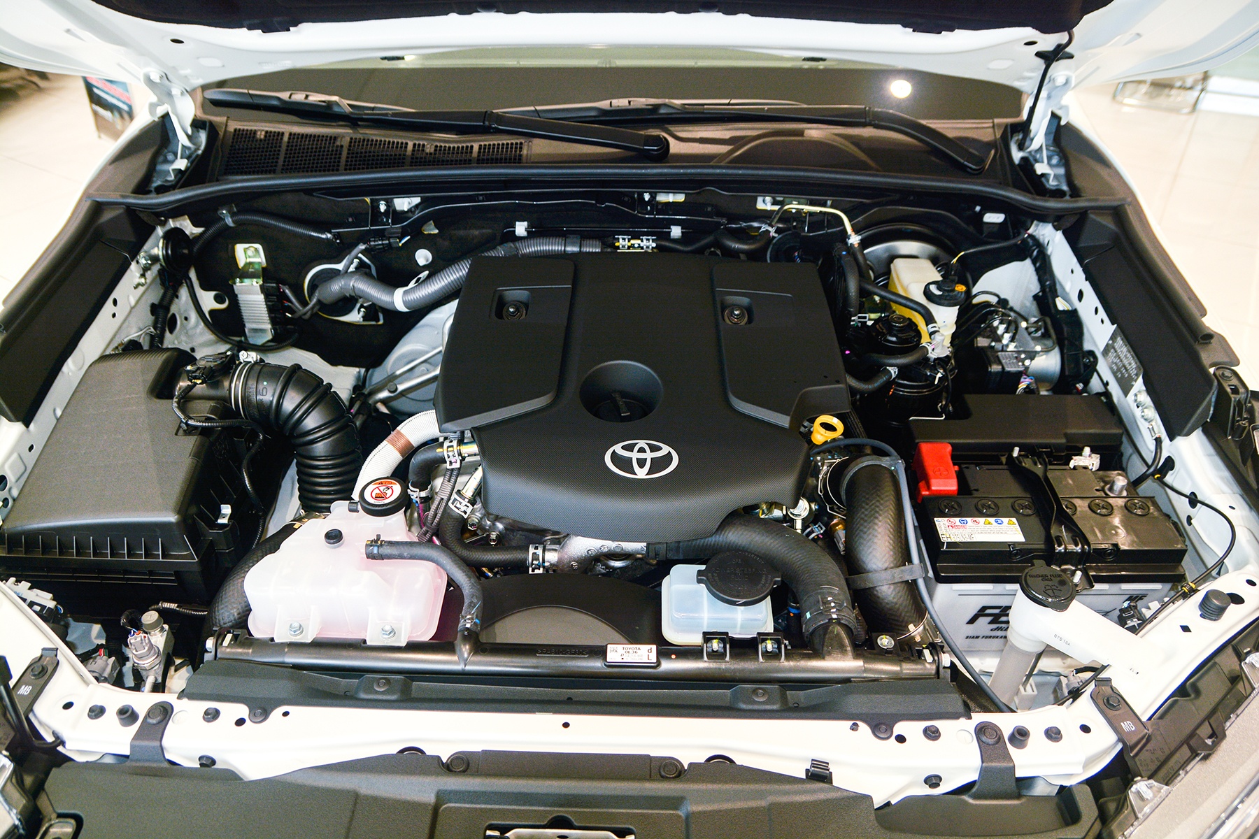 Chi tiết Toyota Hilux Adventure giá 913 triệu đồng tại Việt Nam ảnh 17 Chi tiet Toyota Hilux Adventure gia 913 trieu dong tai Viet Nam anh 17