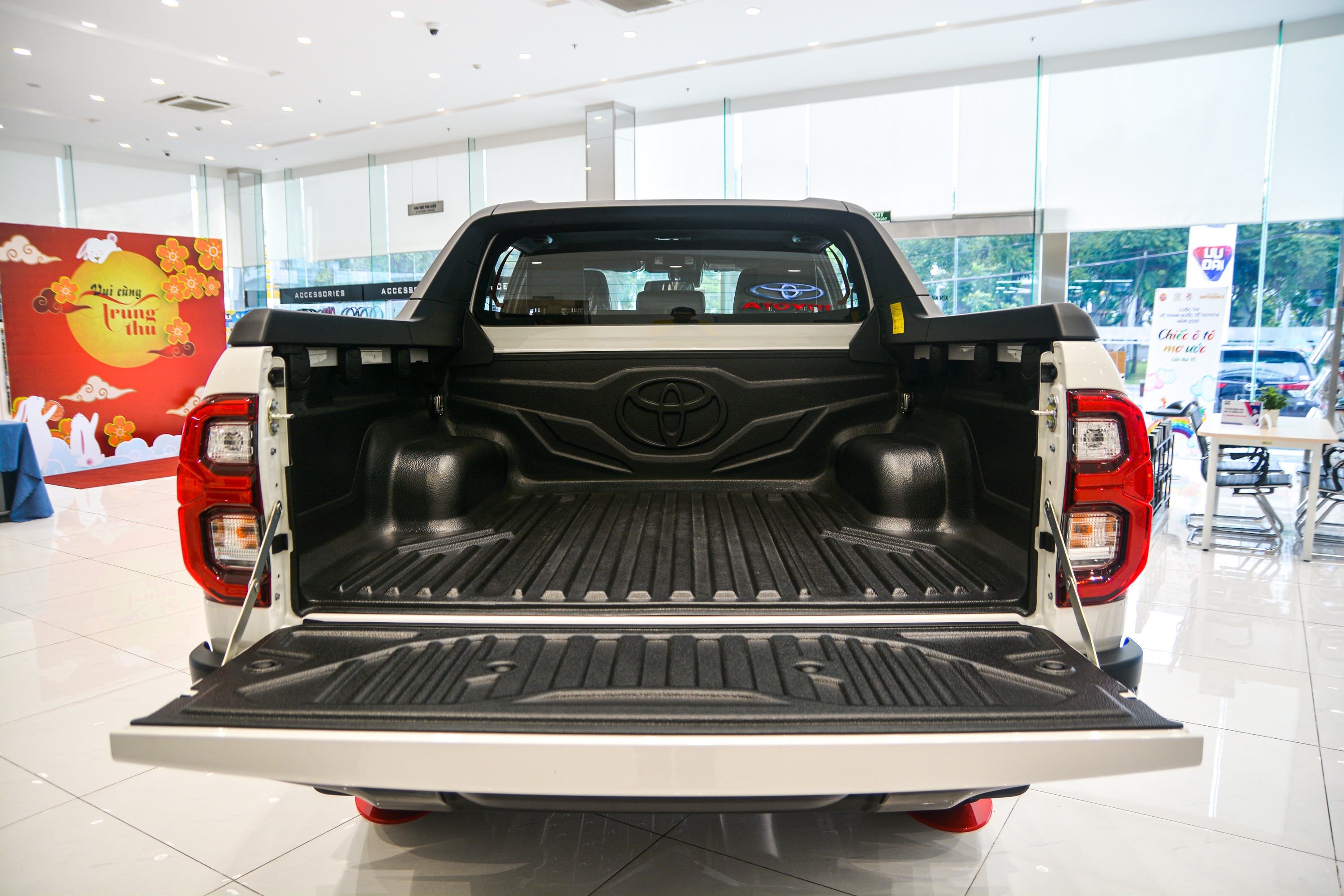 Chi tiết Toyota Hilux Adventure giá 913 triệu đồng tại Việt Nam ảnh 7 Chi tiet Toyota Hilux Adventure gia 913 trieu dong tai Viet Nam anh 7