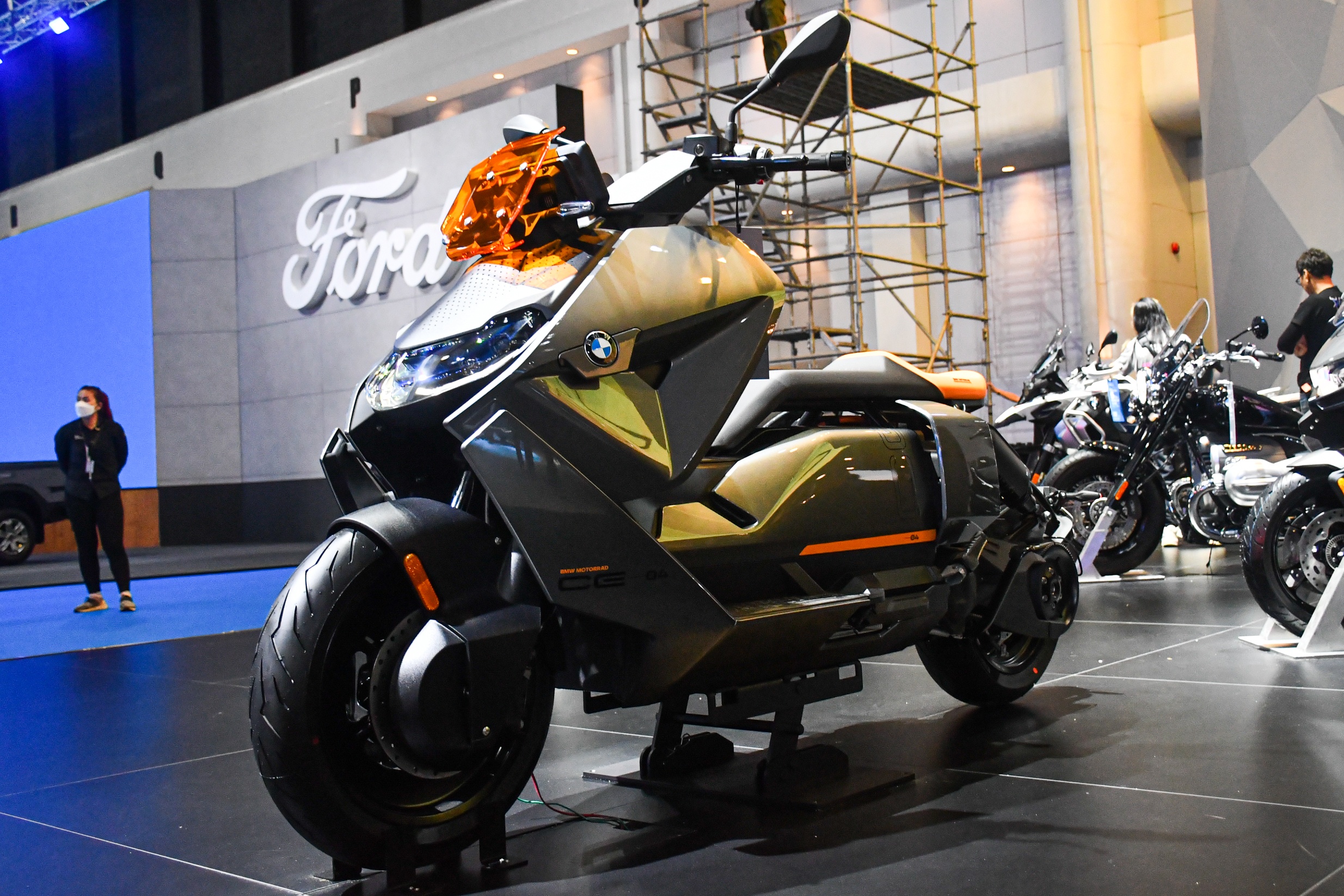 Chi tiet xe dien BMW CE 04 voi thiet ke vien tuong hinh anh