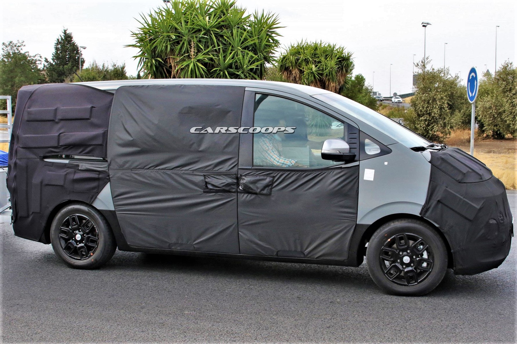 Hyundai Starex the he moi bi lo anh tren duong pho hinh anh