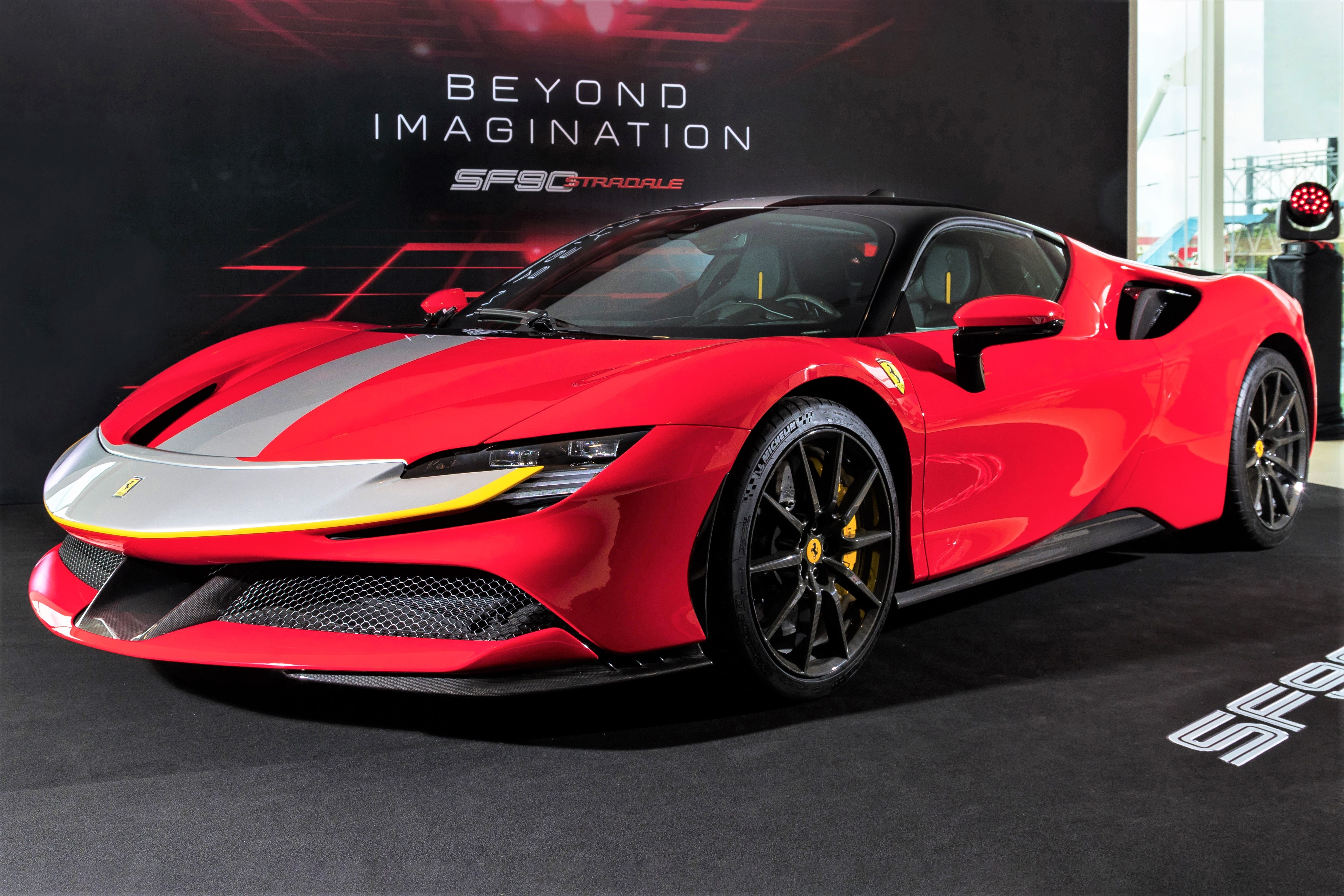 Sieu xe Ferrari SF90 Stradale duoc ra mat tai Malaysia hinh anh