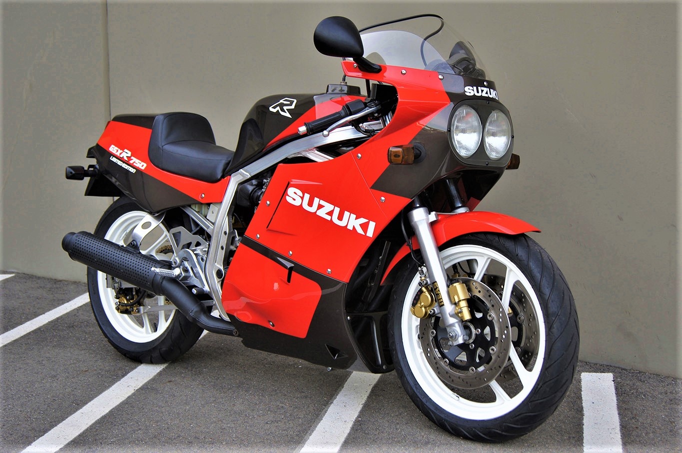 Suzuki GSX-R750 Limited Edition JDM doi 1986 duoc rao ban hinh anh