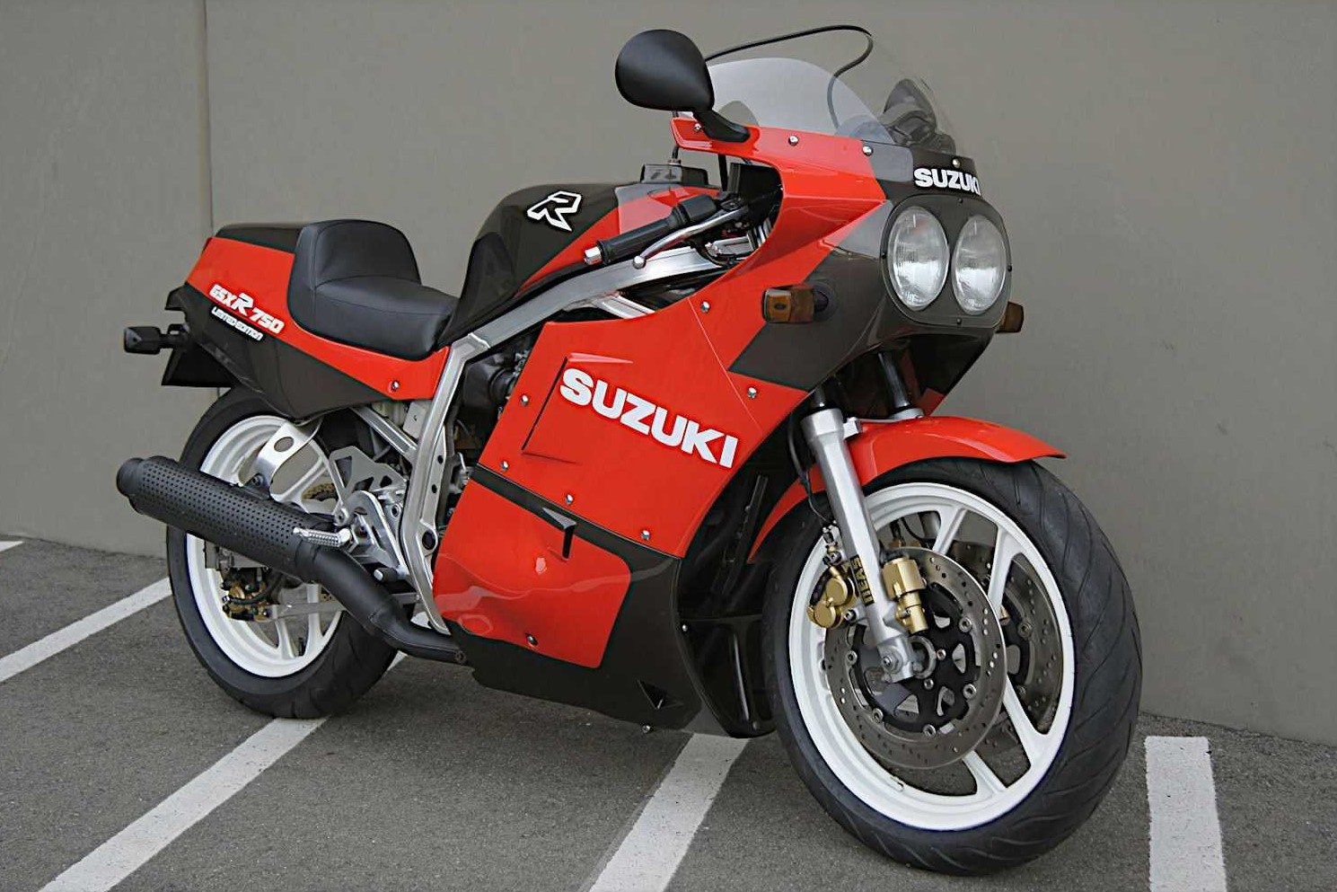 Suzuki GSX-R750 Limited Edition JDM cu duoc rao ban gia 14.000 USD anh 1