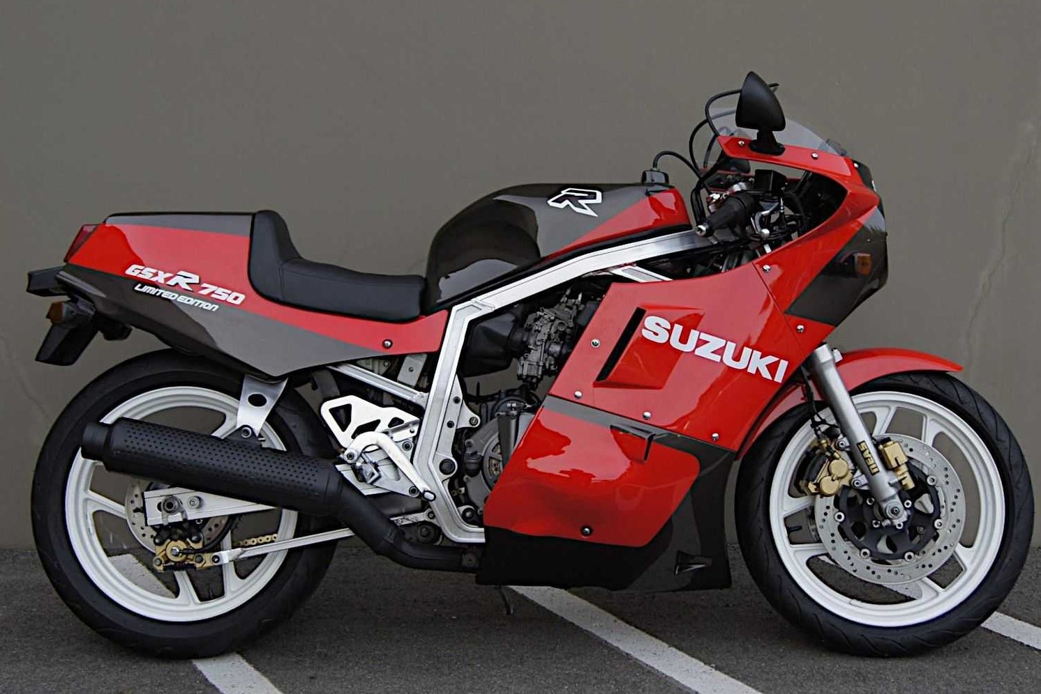 Suzuki GSX-R750 Limited Edition JDM cu duoc rao ban gia 14.000 USD anh 4