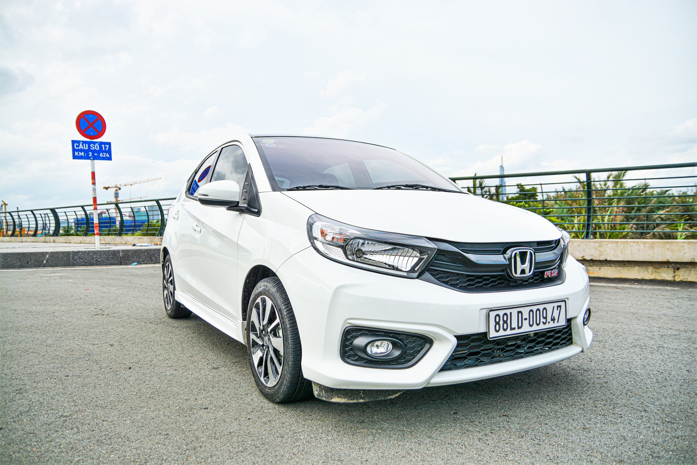 Mua xe chạy dịch vụ chọn Hyundai Grand i10 hay Honda Brio ảnh 2 Mua xe chay dich vu chon Hyundai Grand i10 hay Honda Brio anh 2