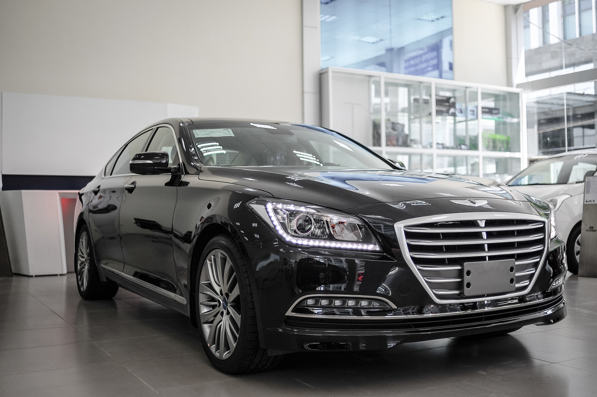 Vi sao hau het oto duoc son mau trang hoac den? anh 2