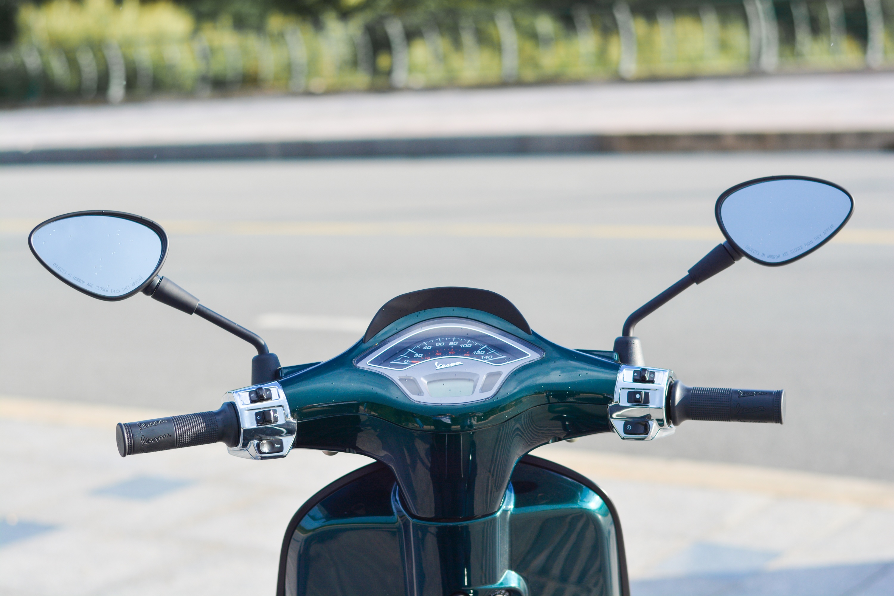 Chi tiet Vespa Sprint 150 Racing Sixties gia 94, 9 trieu tai VN anh 6