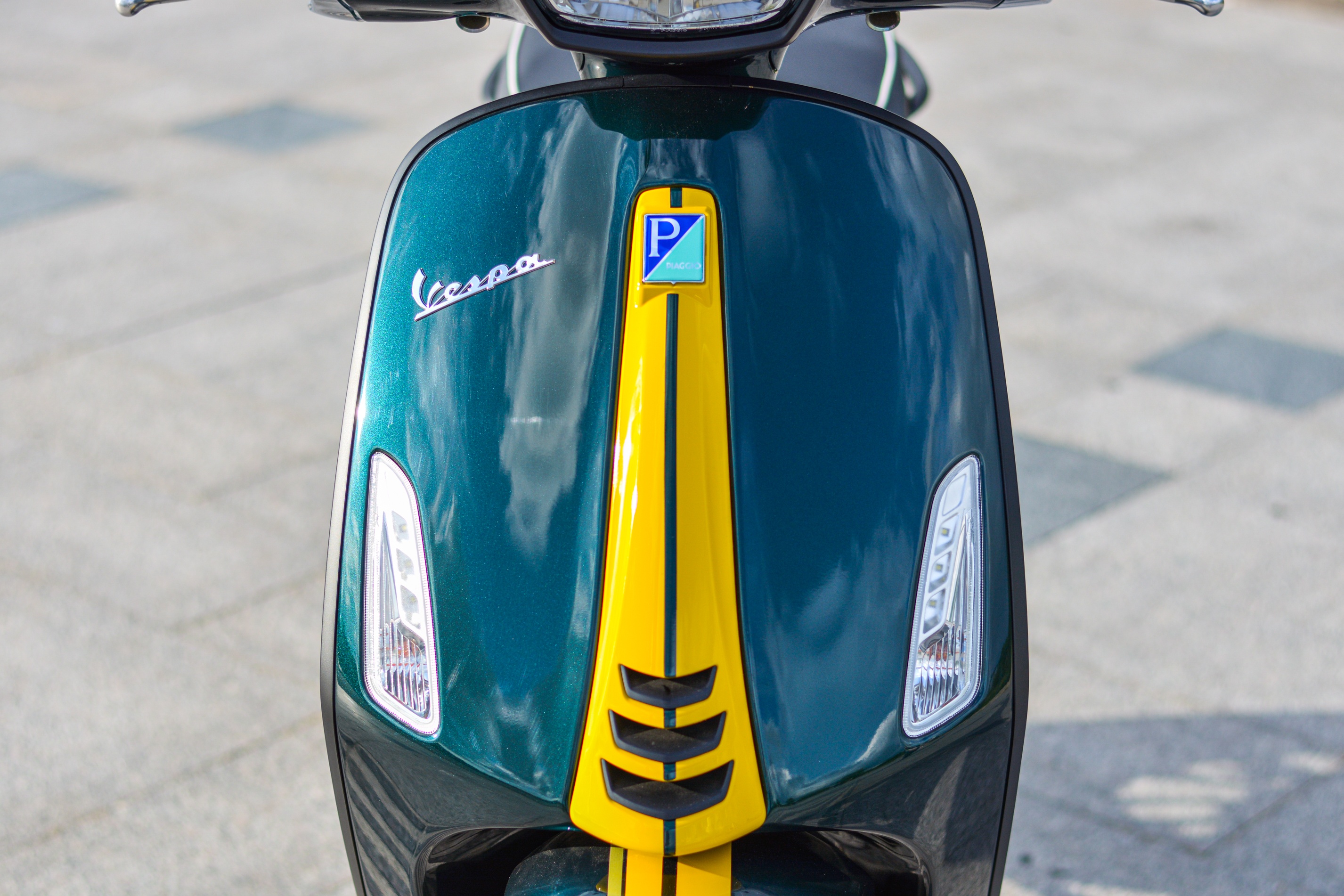 Chi tiet Vespa Sprint 150 Racing Sixties gia 94, 9 trieu tai VN anh 3